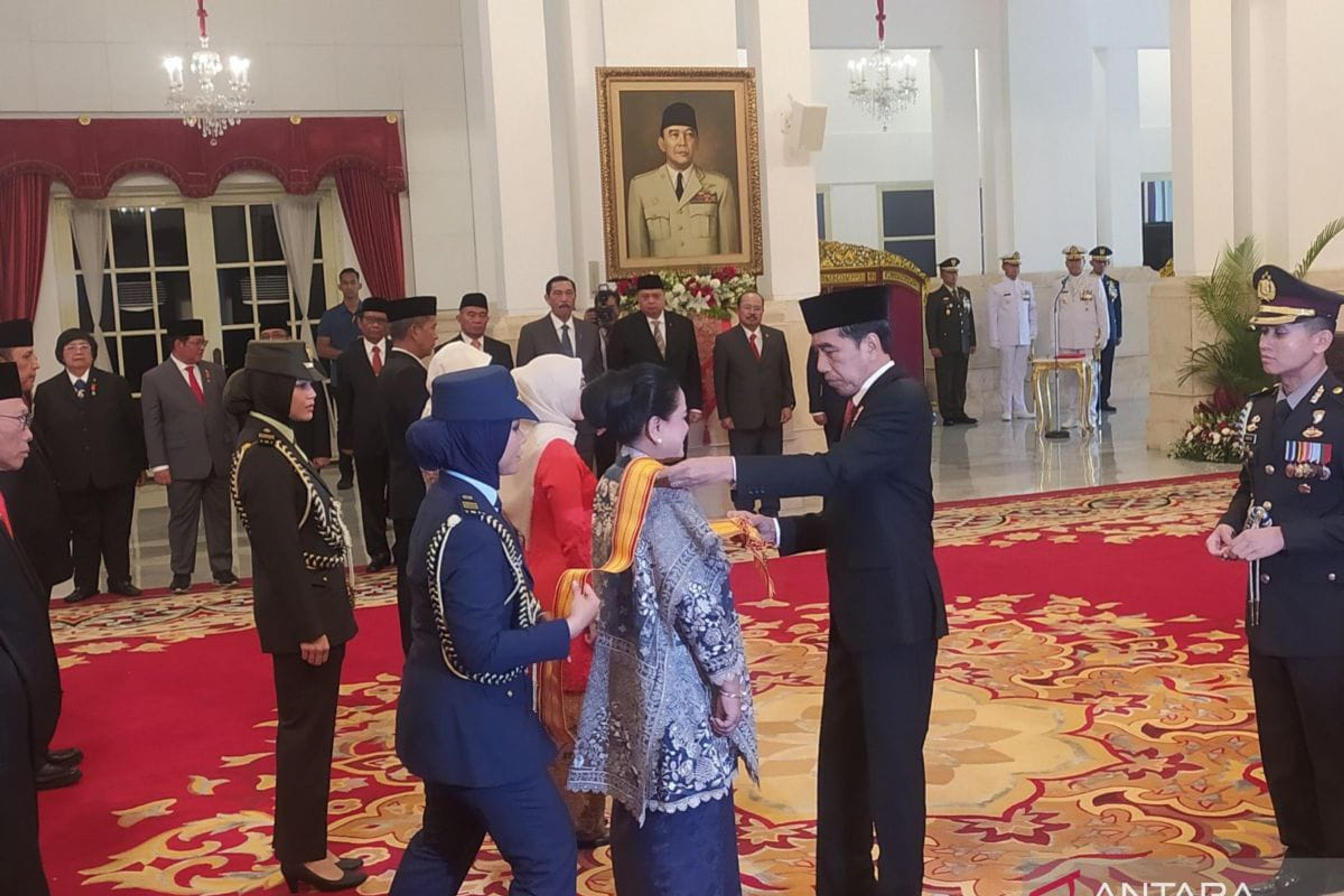 Presiden Anugerahkan Tanda Kehormatan ke Iriana Jokowi Hingga Olly Dondokambey