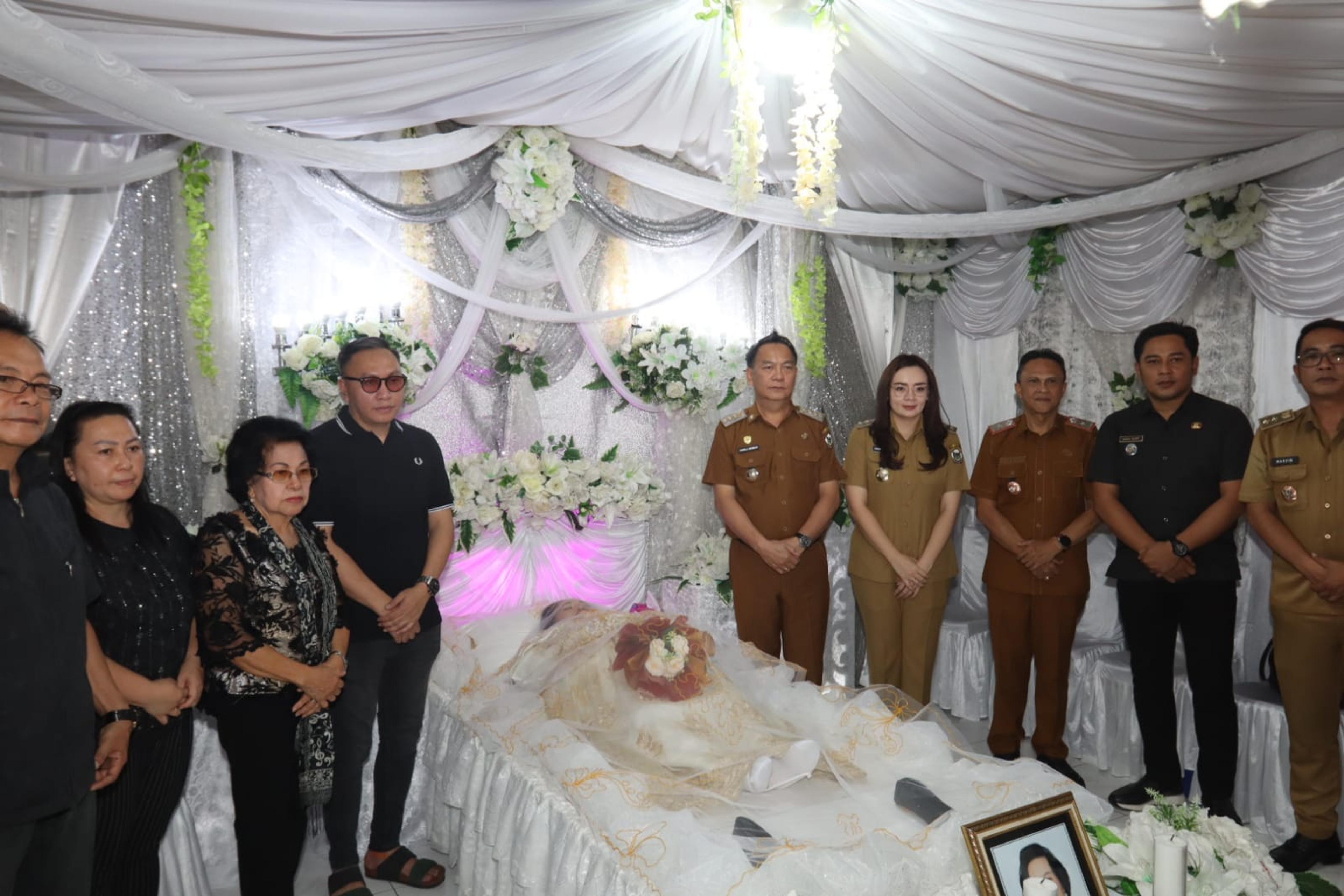Ibu Elisabeth Moningka Meninggal Dunia, Caroll dan Sendy Datang Melayat