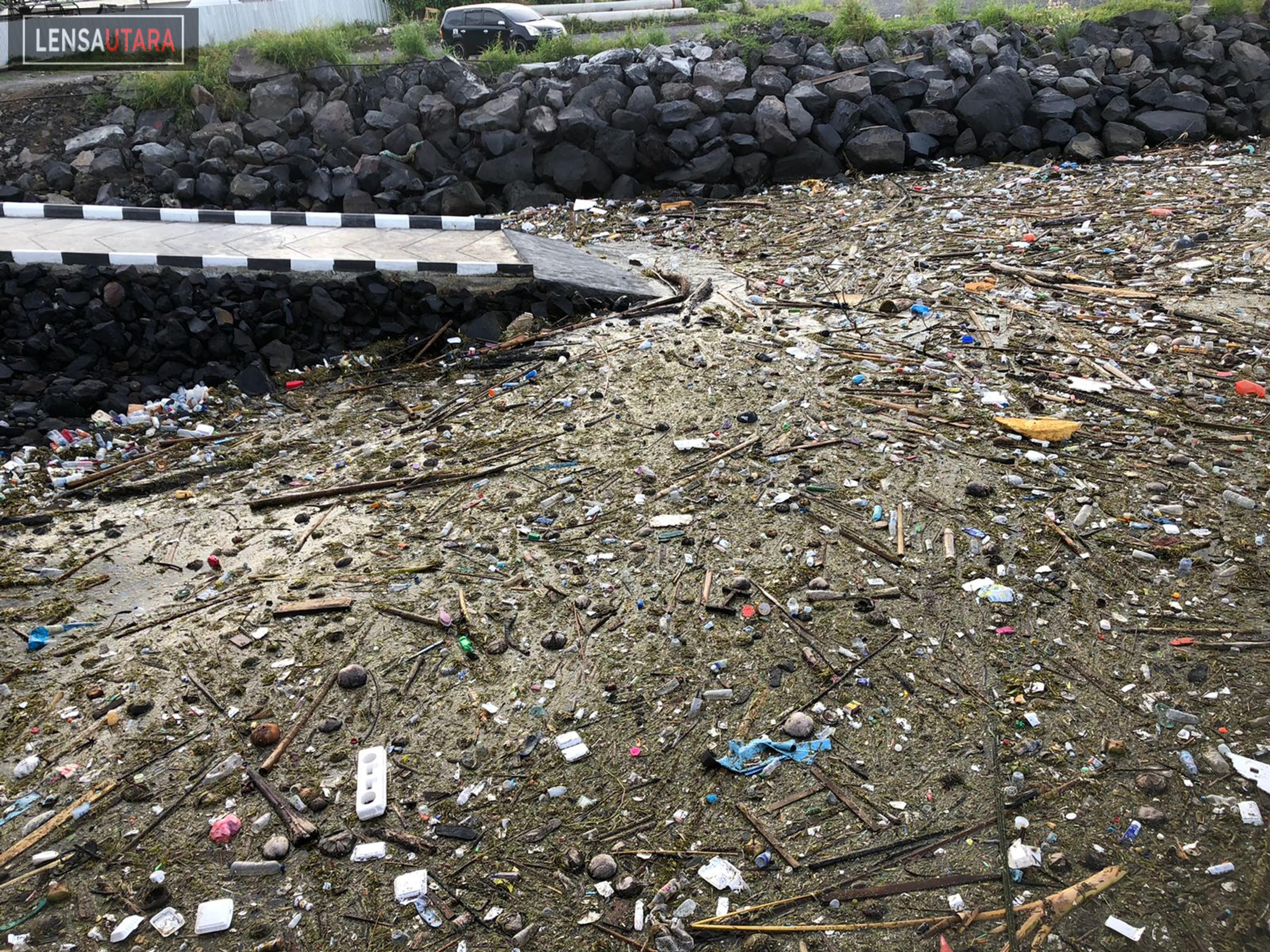 Hari Pertama Buka, MBW Dapat Hadiah Sampah