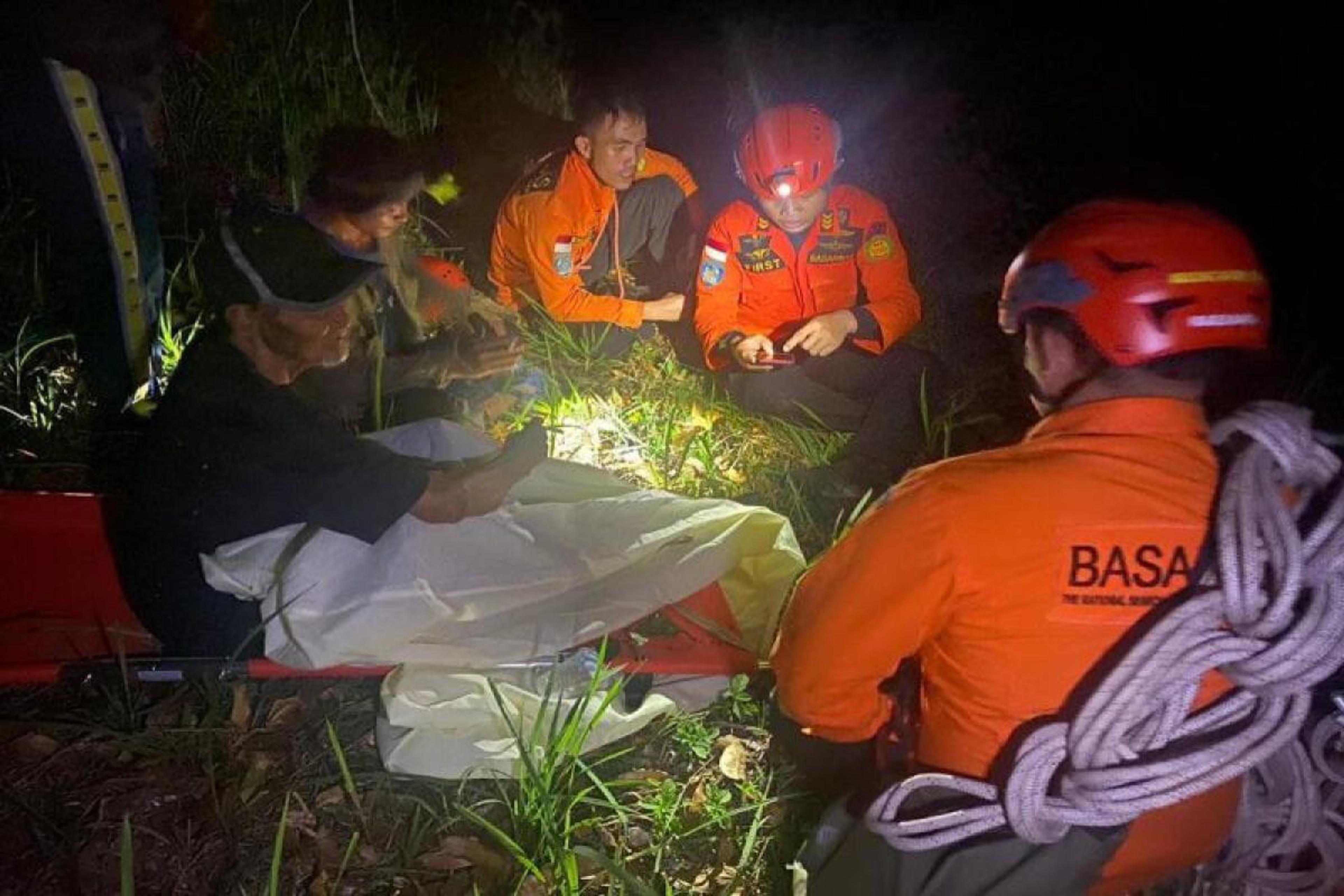 Tim SAR Lakukan Evakuasi Lansia Hilang di Hutan Ranomerut Minahasa