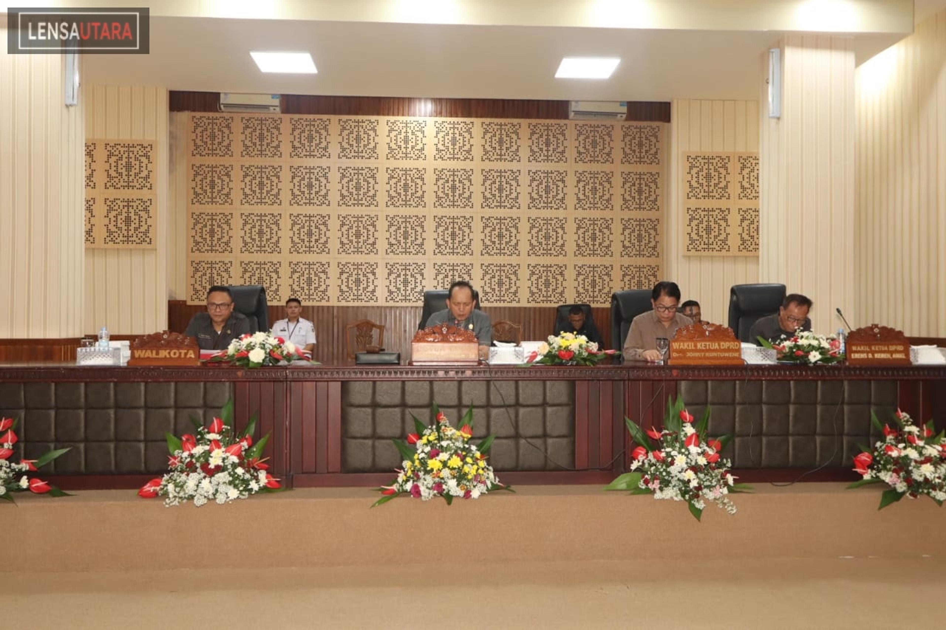 Edwin Roring Serahkan LKPJ Walikota Tomohon 2023 dalam Sidang Paripurna