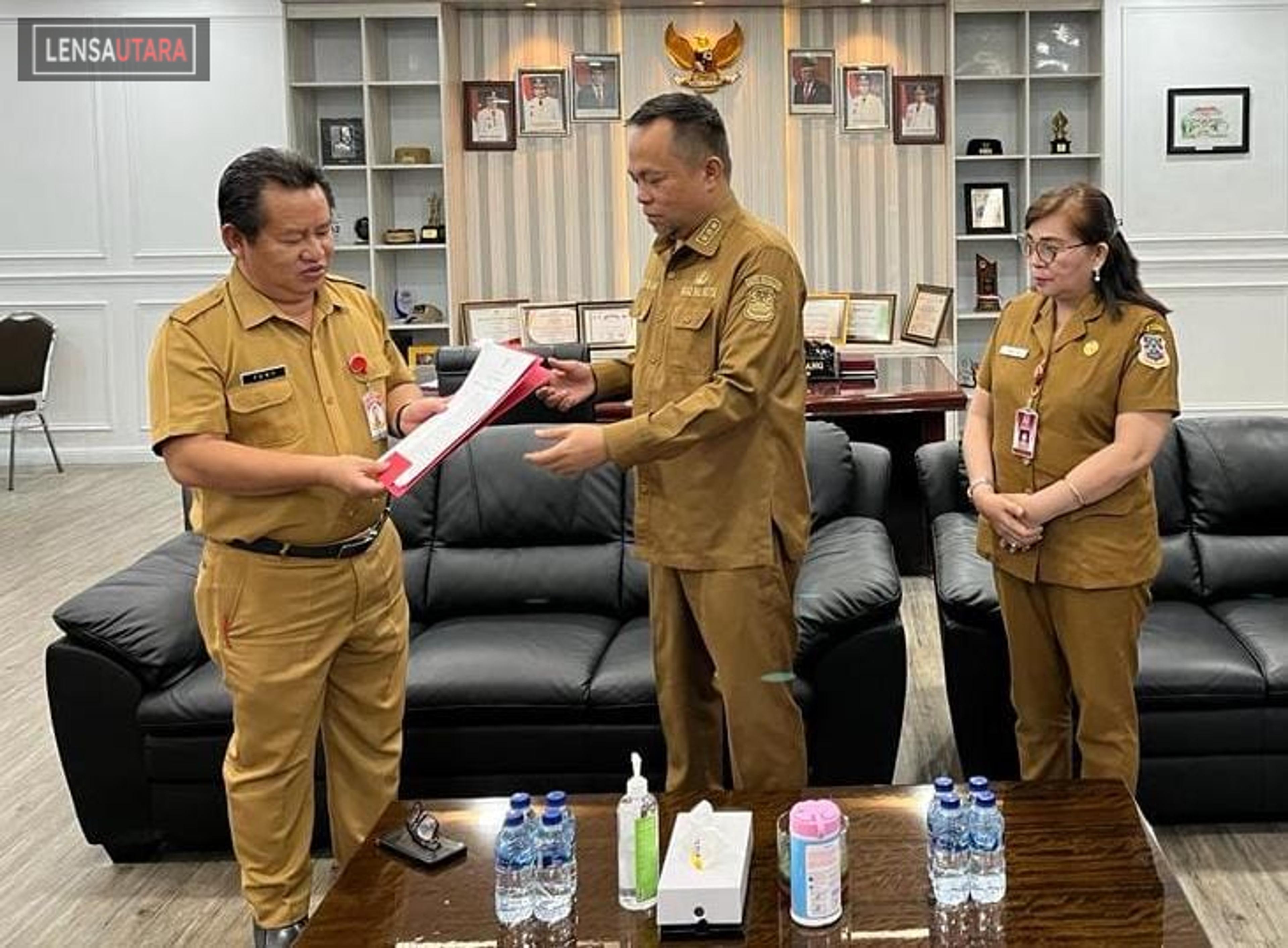 Pesetujuan Kenaikan Dana Politik, Sualang Terima SK Dari Kaban Kesbangpol Sangian