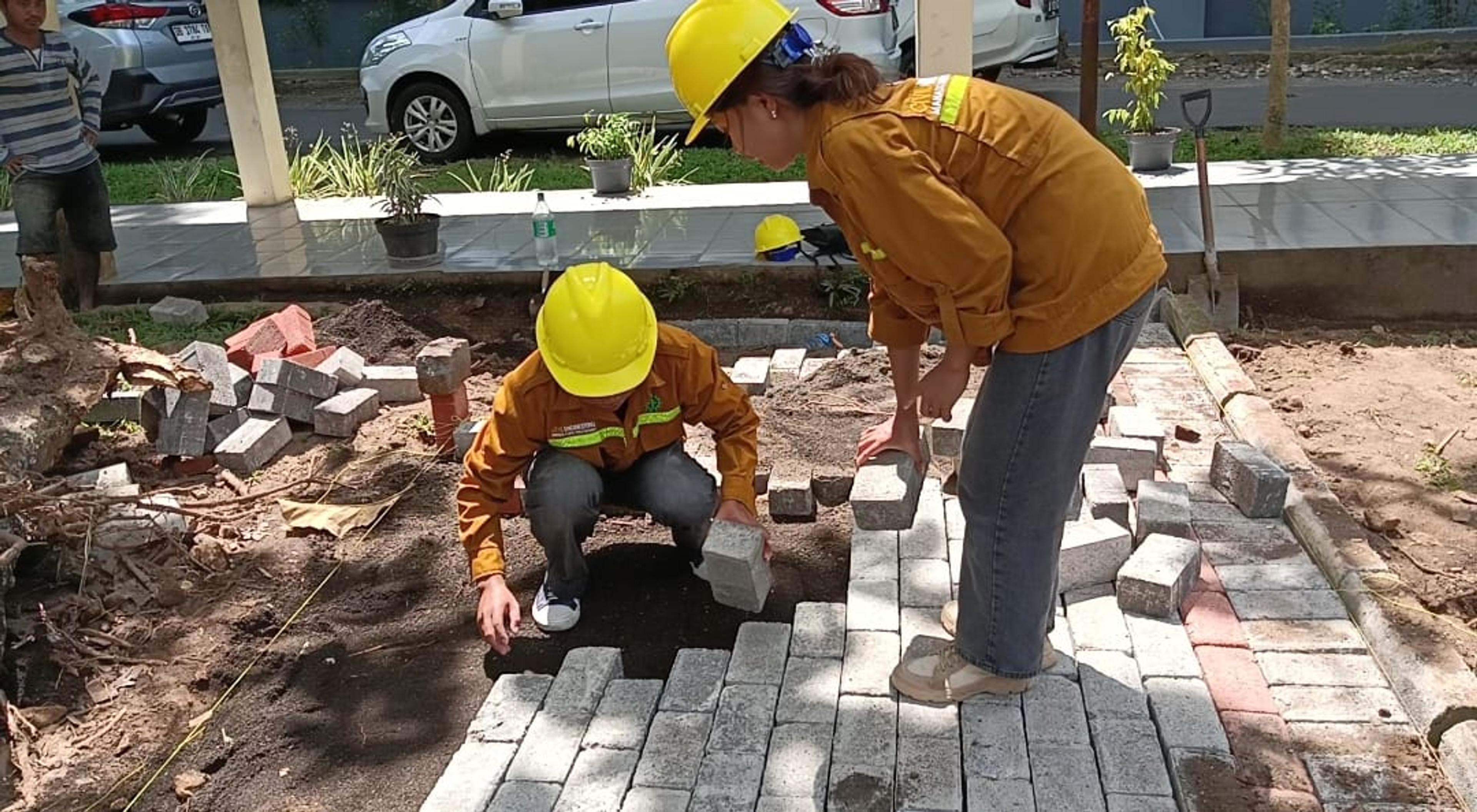 Jurusan Teknik Sipil Politeknik Manado Bangun Paving Blok Atasi Genangan Air
