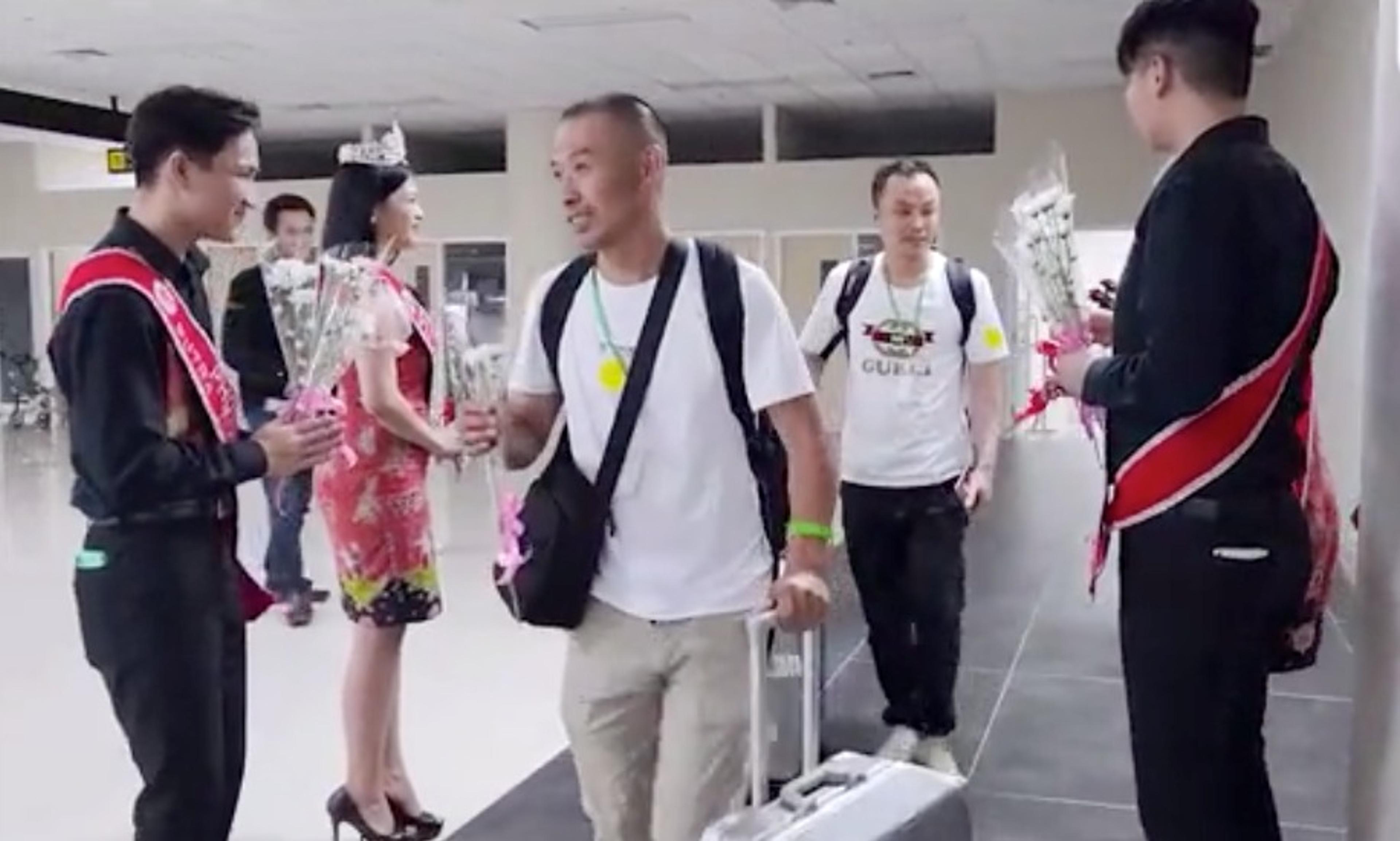 Promosikan TIFF 2023, Putra-Putri Tomohon Bagikan Bunga Krisan Kepada Penumpang China Southern Airlines
