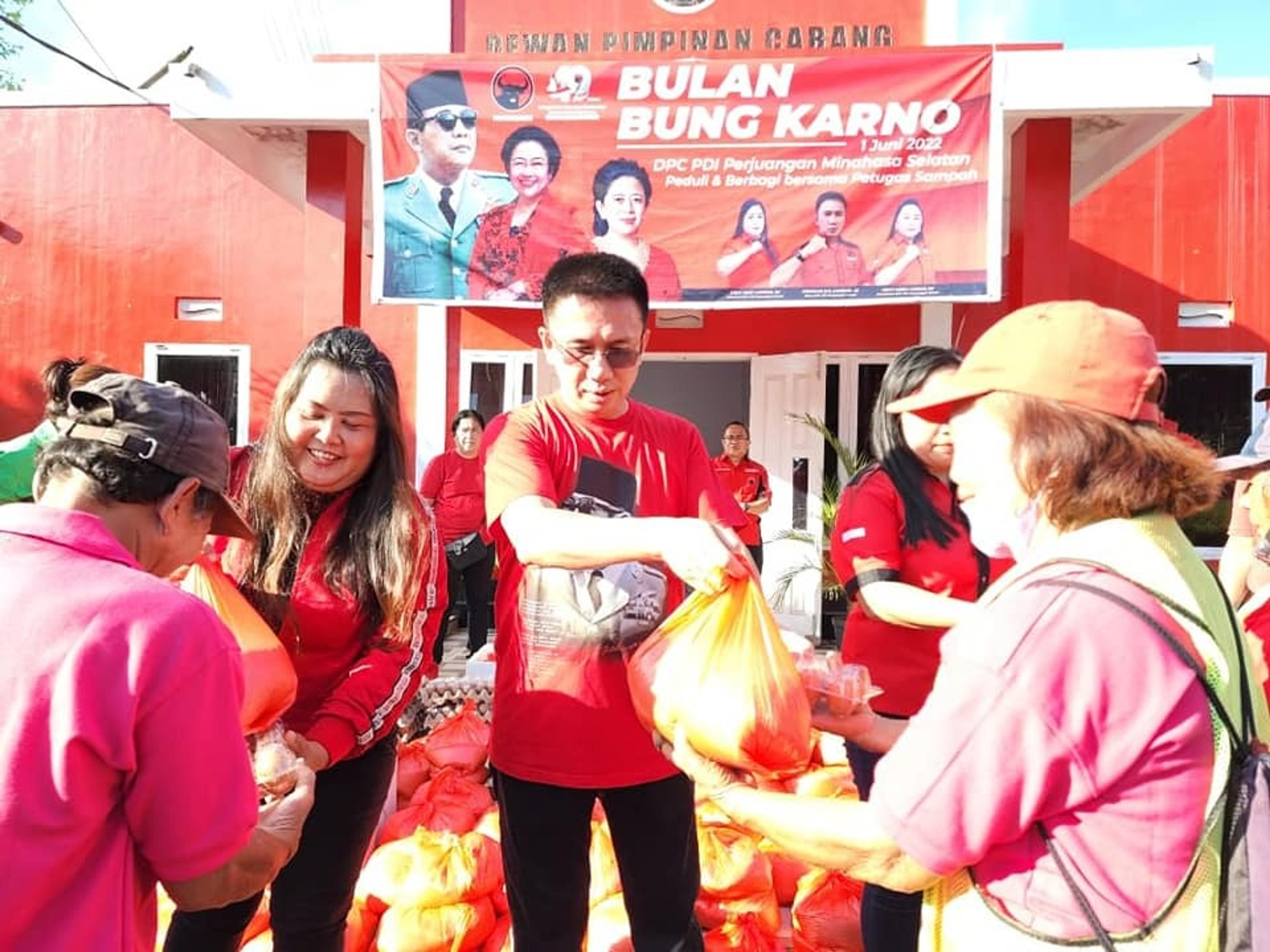 Peduli Wong Cilik, PDIP Minsel Bagikan Beras, Daging dan Telur Kepada Petugas Kebersihan
