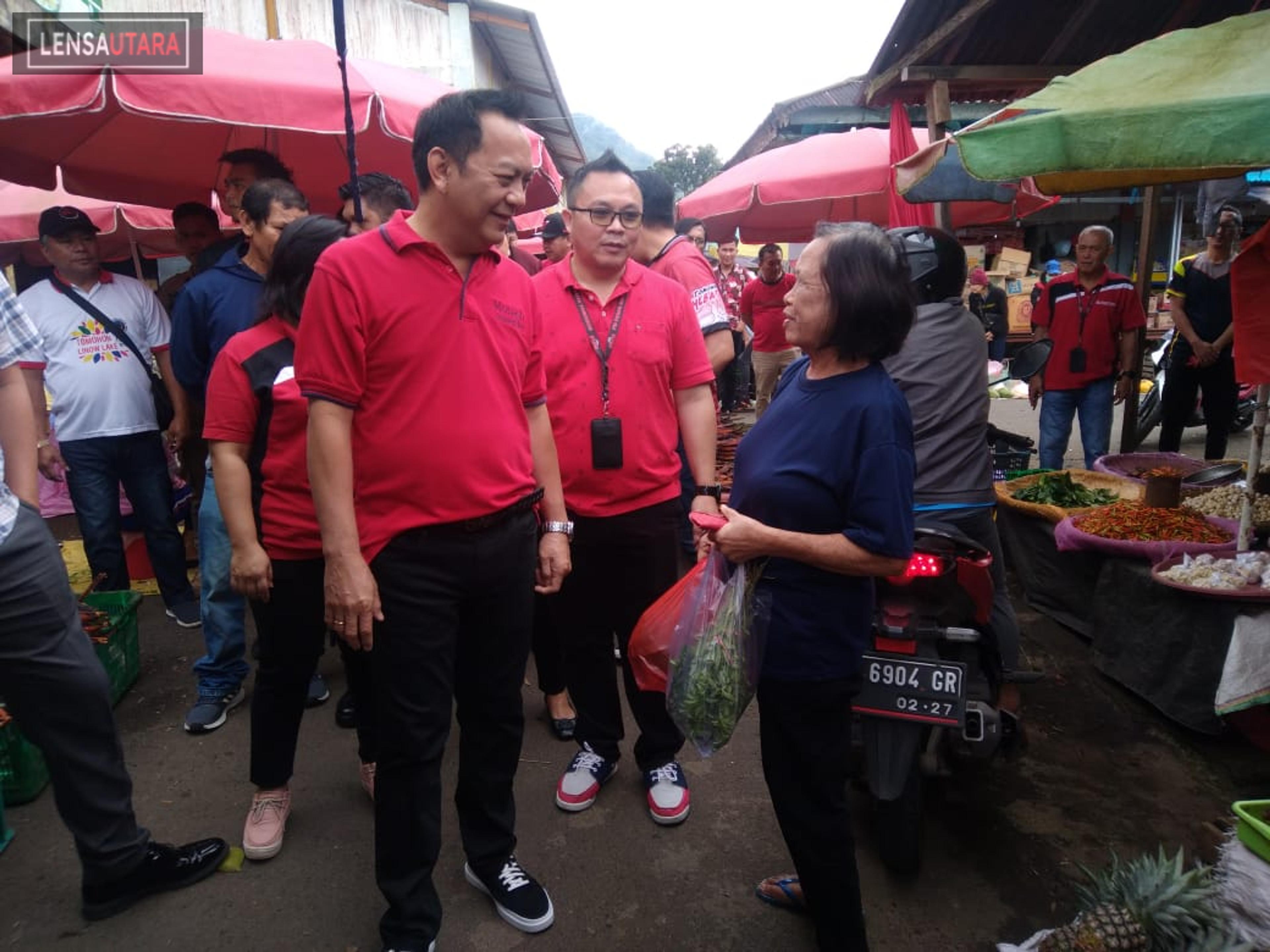 Walikota Caroll Boyong ASN dan Tenaga Kontrak Belanja di Pasar Beriman