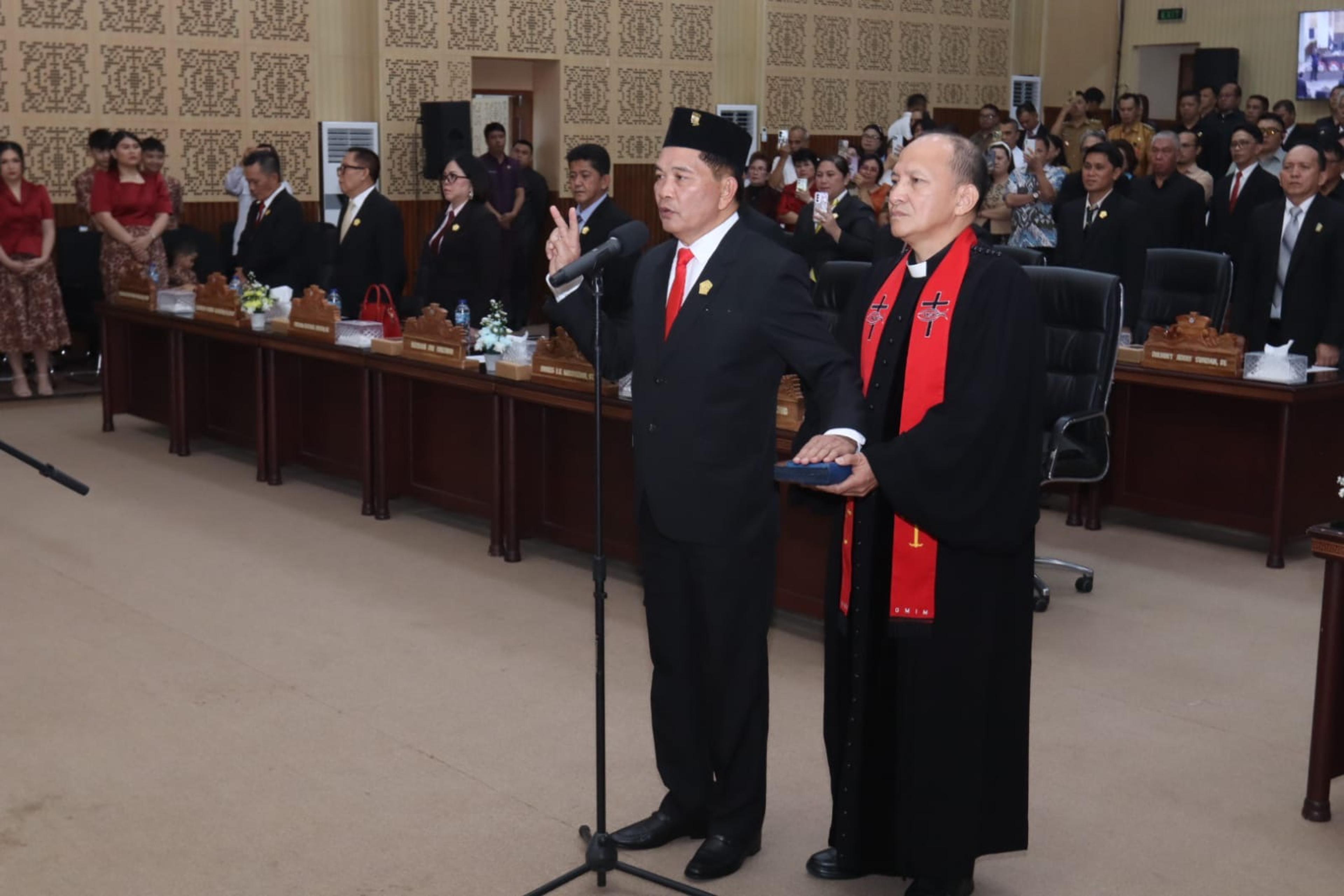 Wali Kota Tomohon Caroll J. A. Senduk, S.H., menghadiri Rapat Paripurna DPRD Kota Tomohon dalam rangka Pengucapan Sumpah/Janji Ketua DPRD Kota Tomohon Sisa Masa Jabatan Tahun 2024–2029. (Ist)