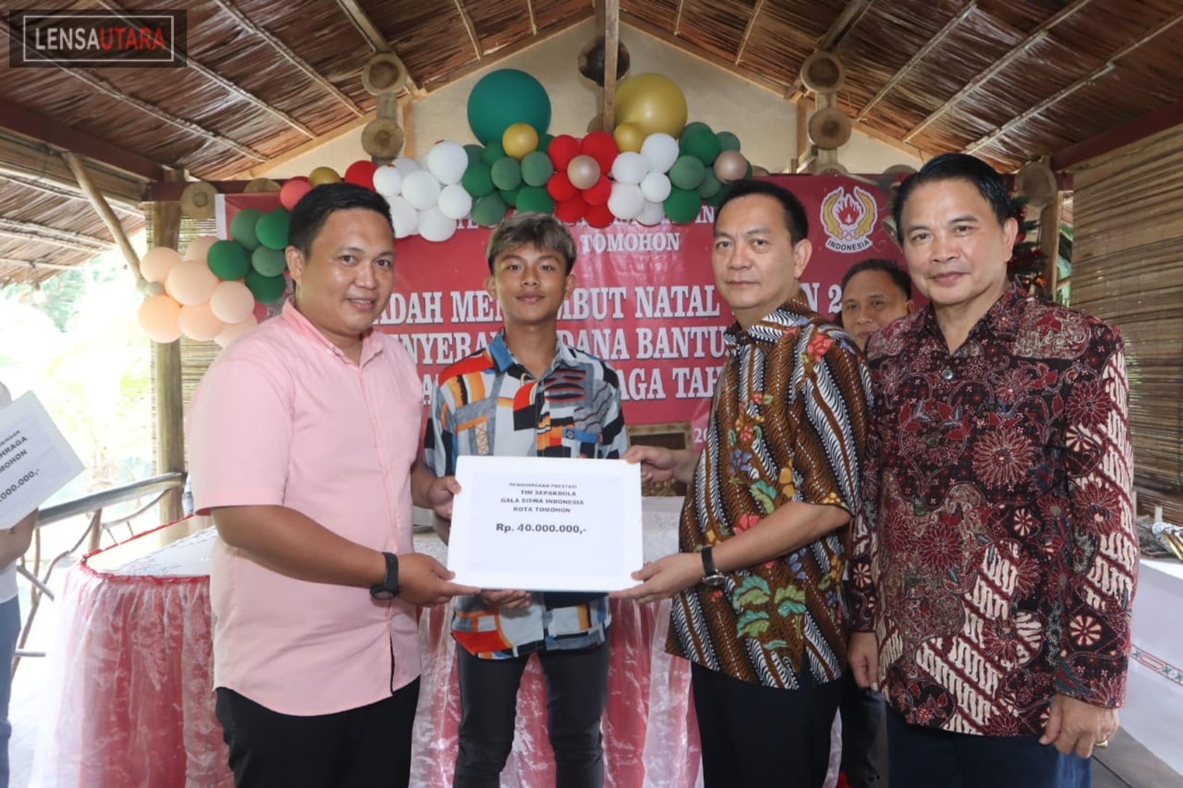 Tim Sepak Bola GSI Tomohon Terima Bantuan 40jt