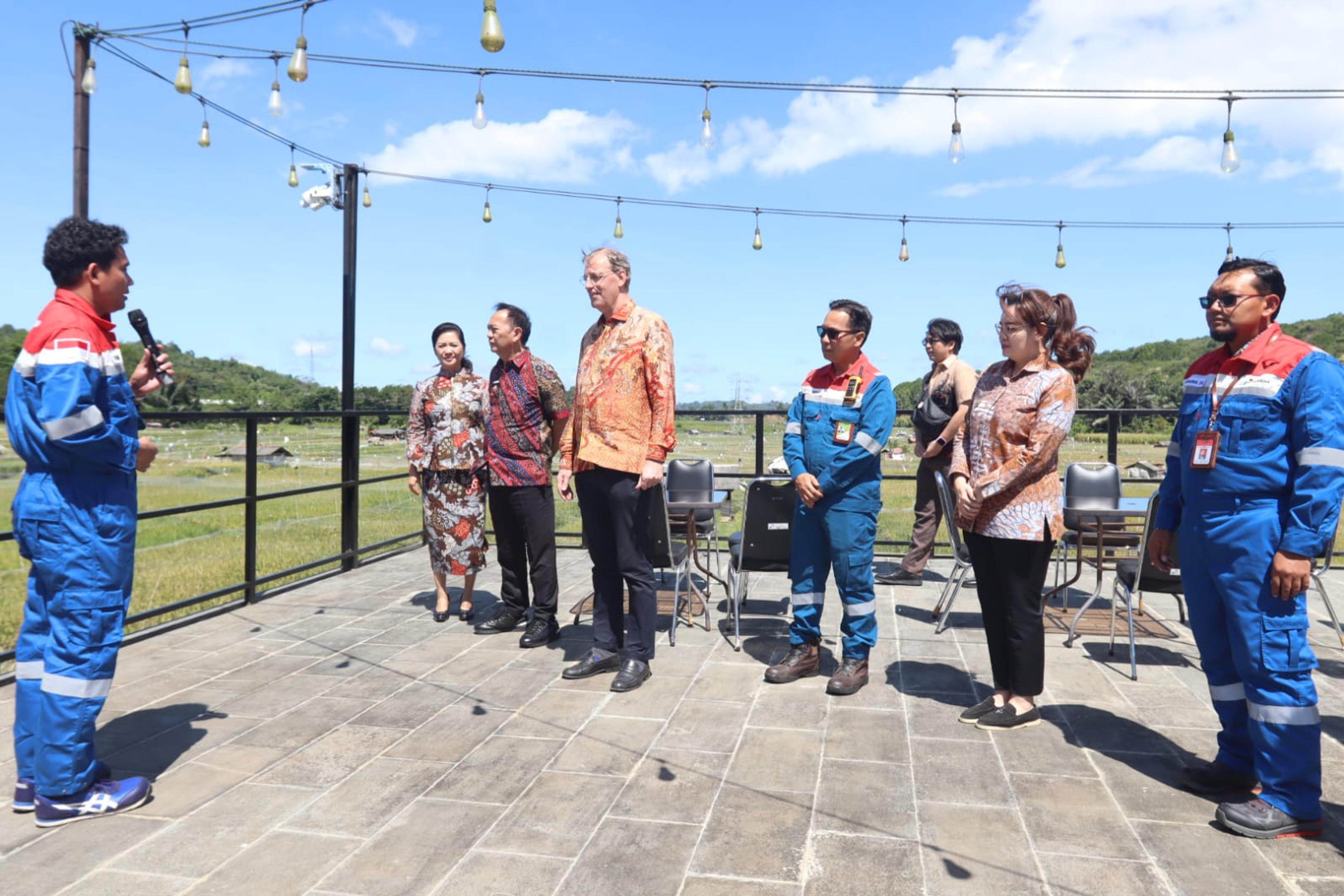 Wakil Dubes Belanda Adriaan Palm berkeliling sambil melaksanakan dialog di Kota Tomohon, didampibgi Wali Kota Caroll Caroll Senduk. (Ist)