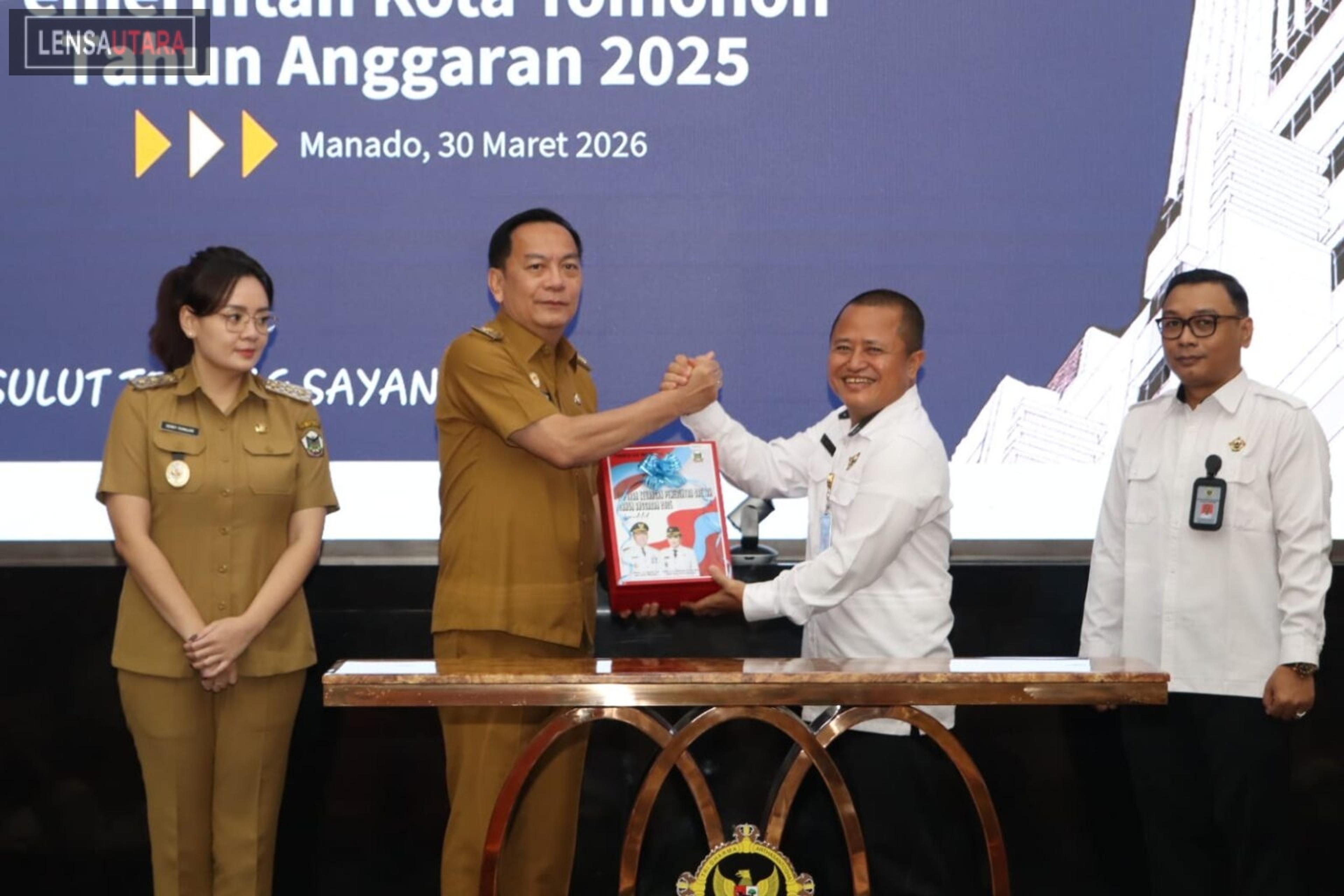 Caroll-Sendy Serahkan Laporan Keuangan Unaudited Kota Tomohon Tahun 2025