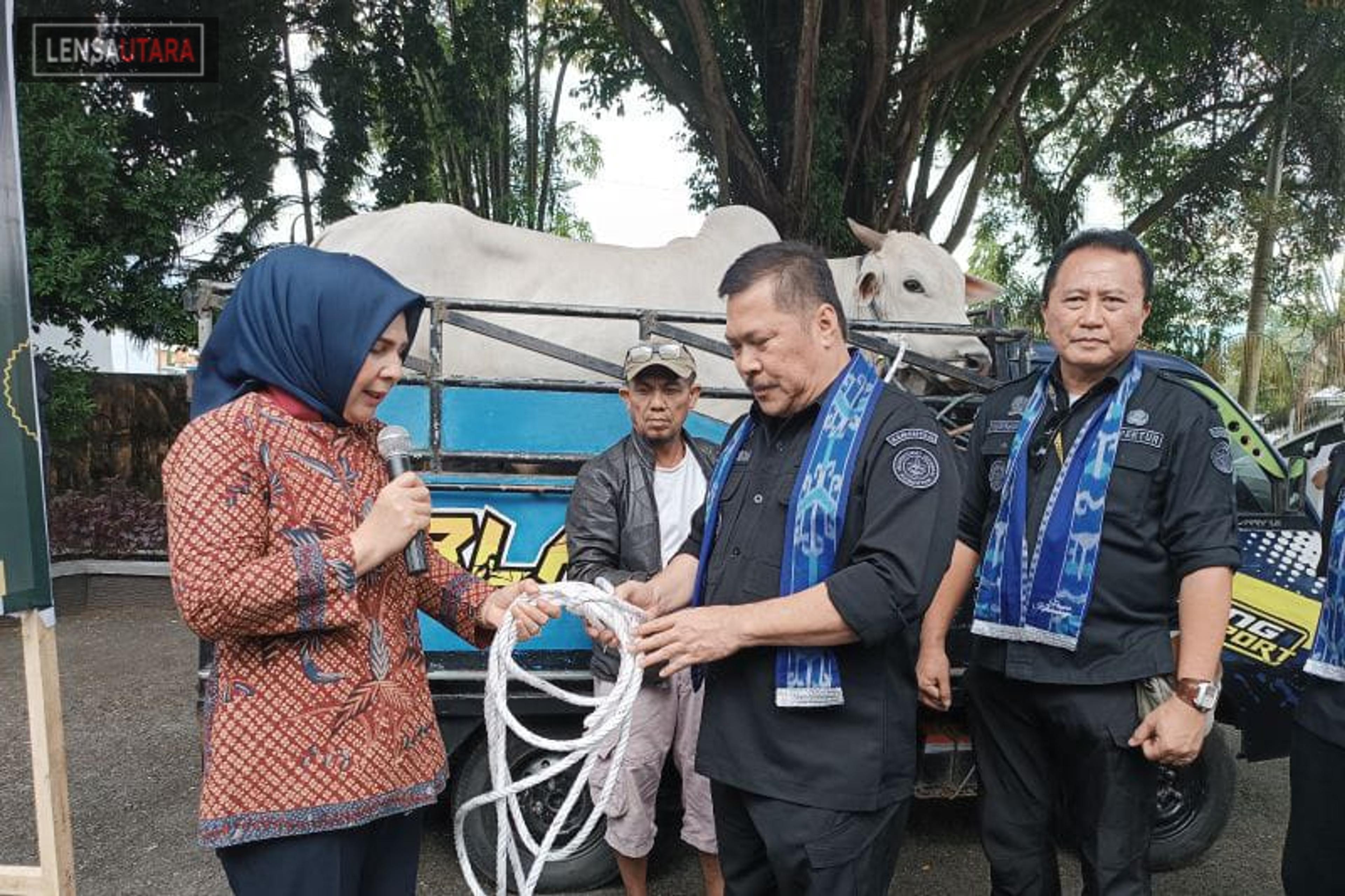 Irjen Kementan Serahkan Dua Hewan Kurban di Kotamobagu