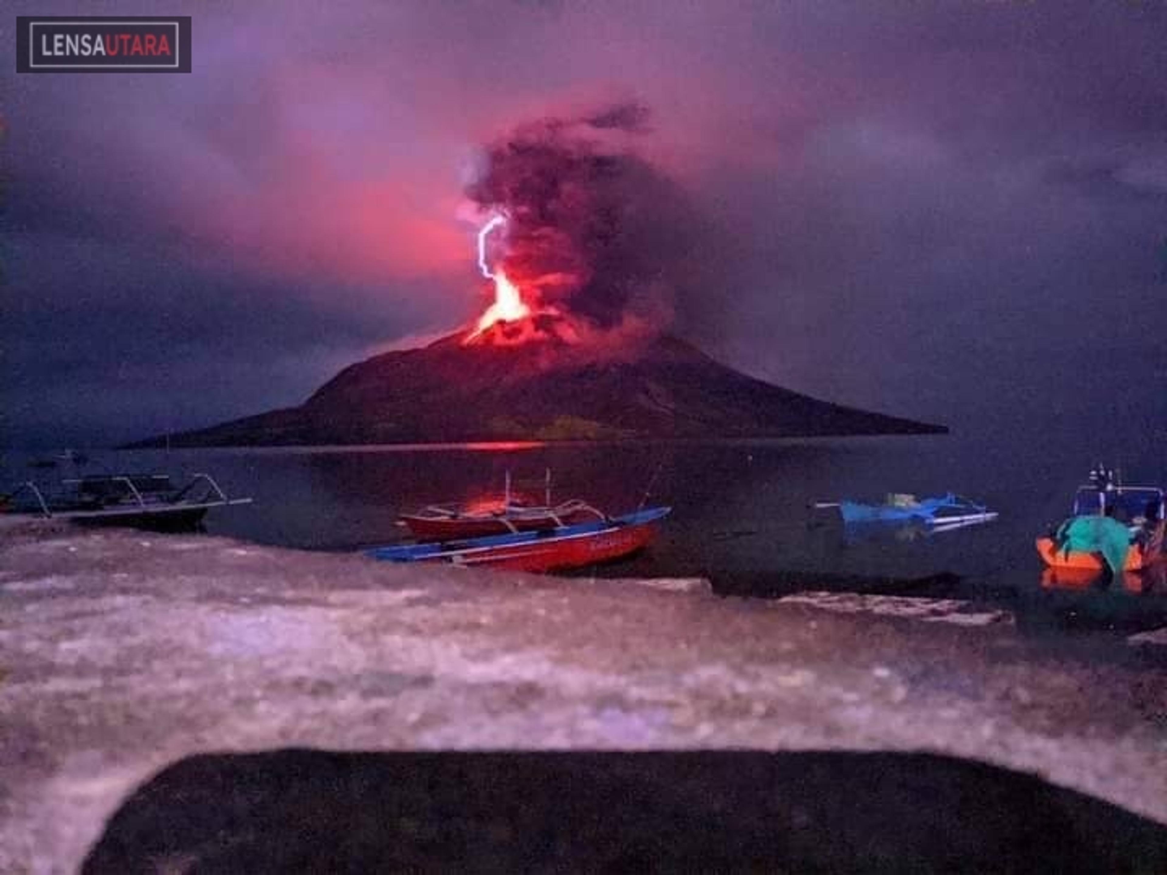 Gunung Ruang Meletus Lagi, Bandara Sam Ratulangi Kembali Ditutup