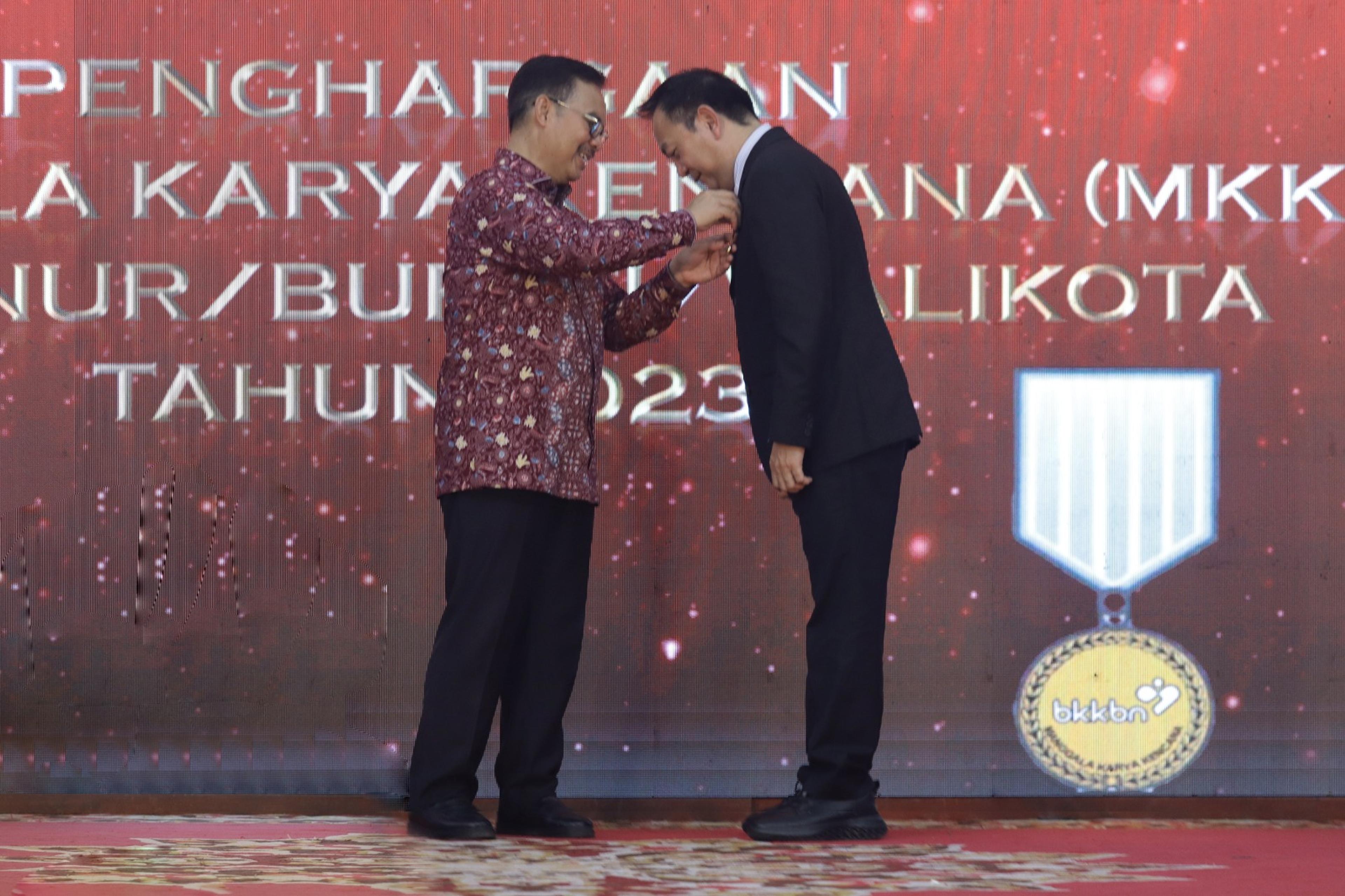 Caroll Senduk Terima Penghargaan Manggala Karya Kencana dari Kepala BKKBN RI