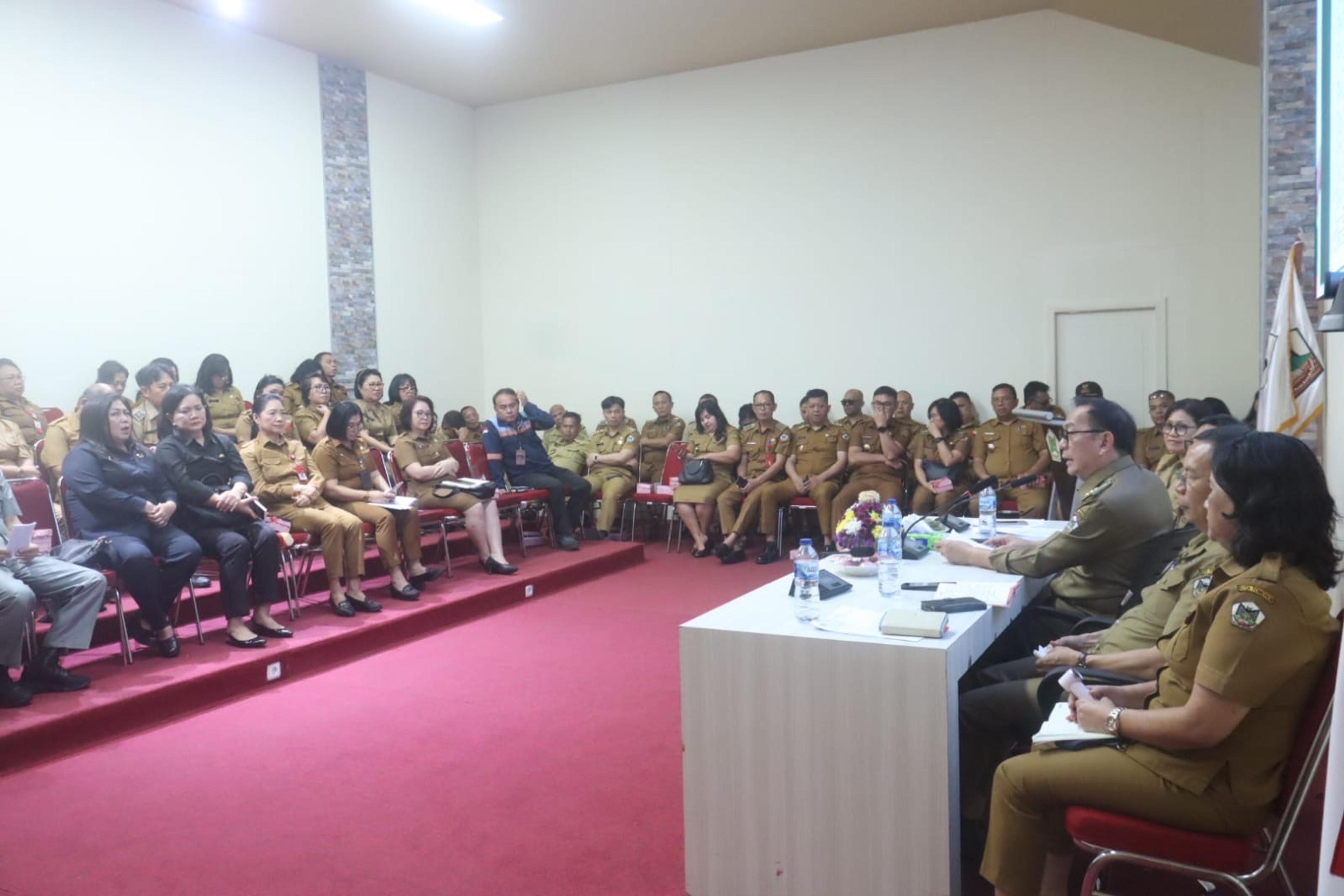 Wali Kota Tomohon Caroll Senduk, memimpin Rapat Koordinasi dan Evaluasi (Rakor) Pemerintah Kota Tomohon yang dilaksanakan di Command Center. (Ist)