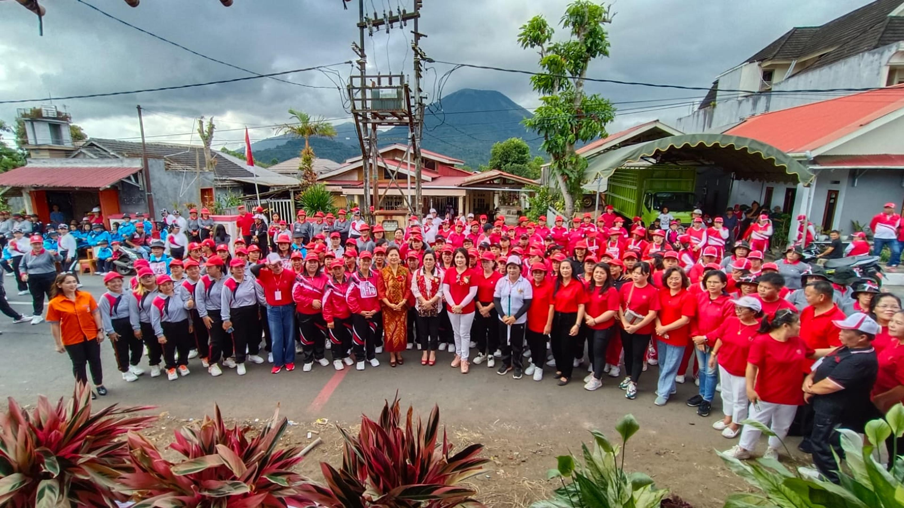 drg Jeand’arc Buka Lomba Gerak Jalan PKK Antar Lingkungan se-Kecamatan Tomohon Barat