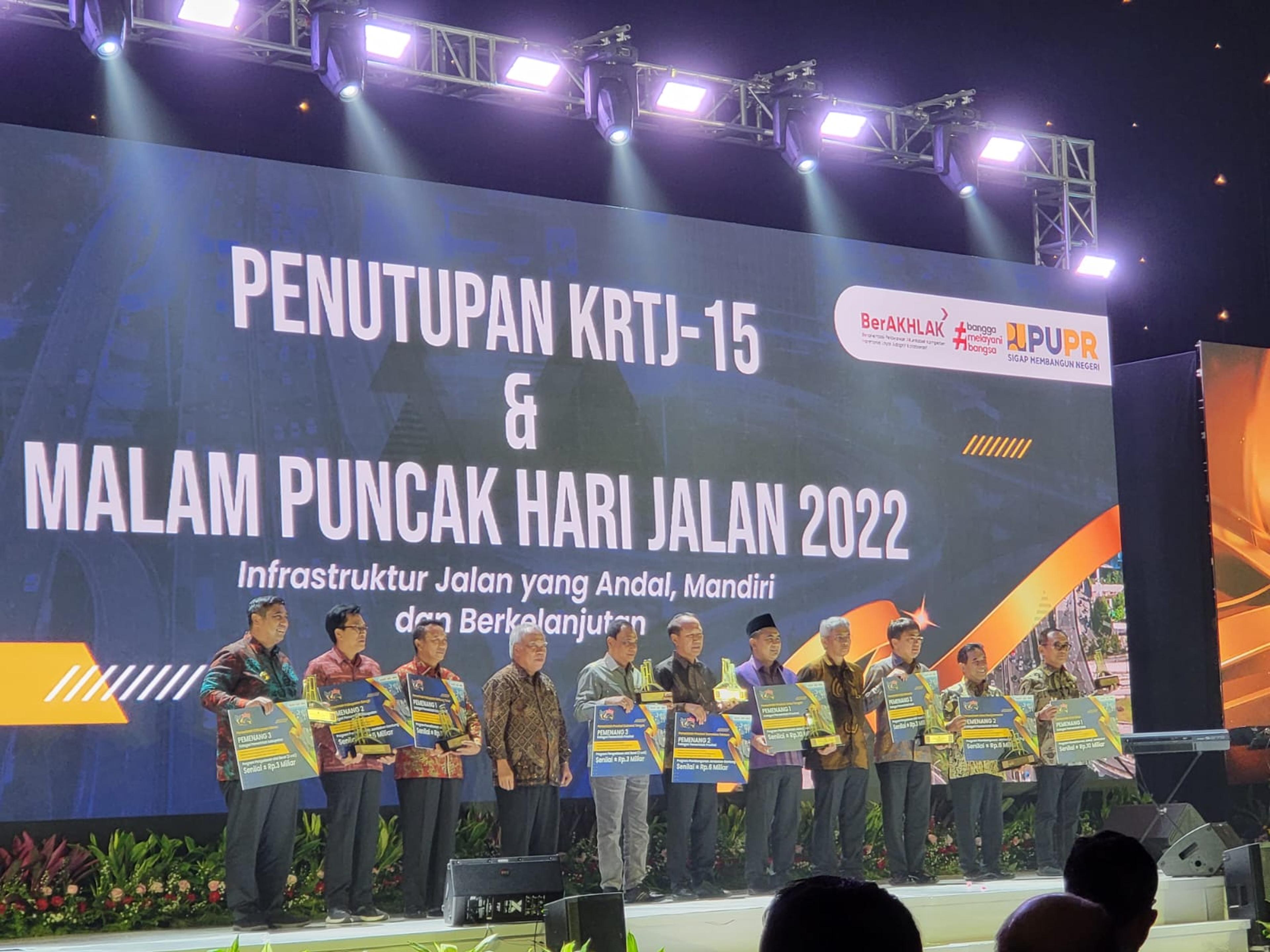 Angouw Terima Penghargaan Bidang Kebinamargaan Langsung Oleh PUPR RI