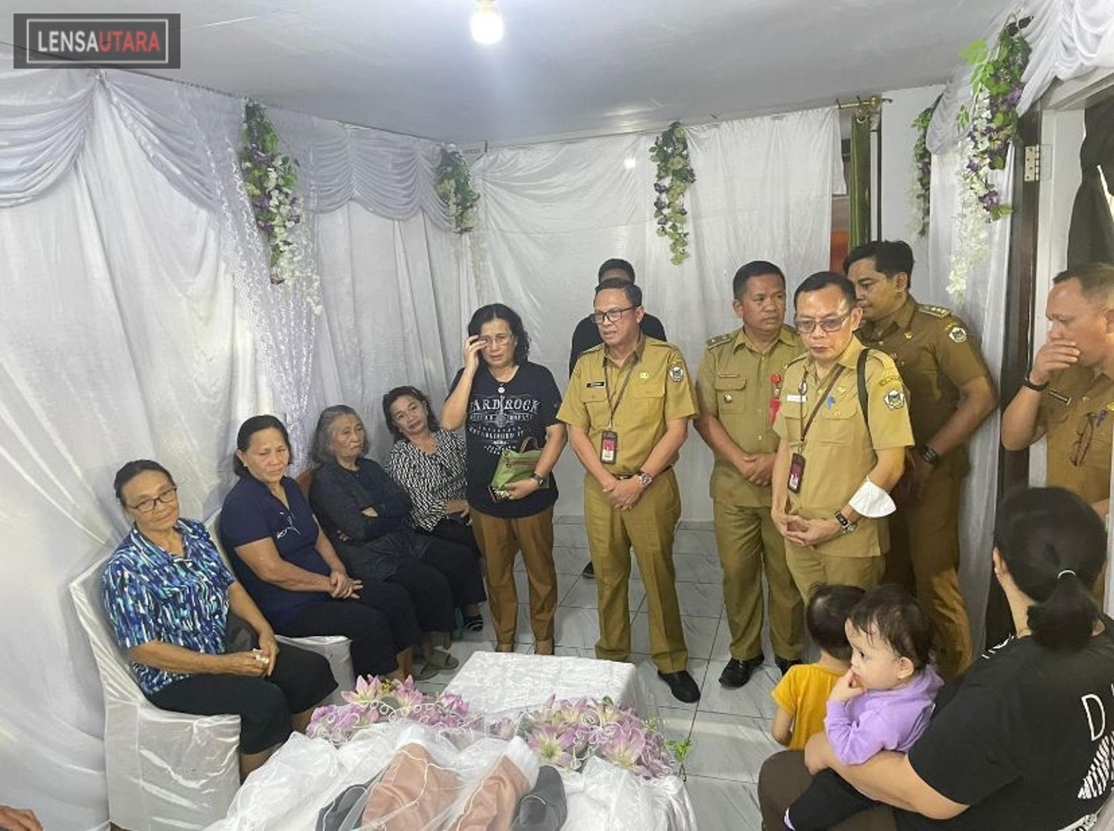 Bersama Jajaran, Sekdakot Tomohon Melayat ke Keluarga Purukan Legi