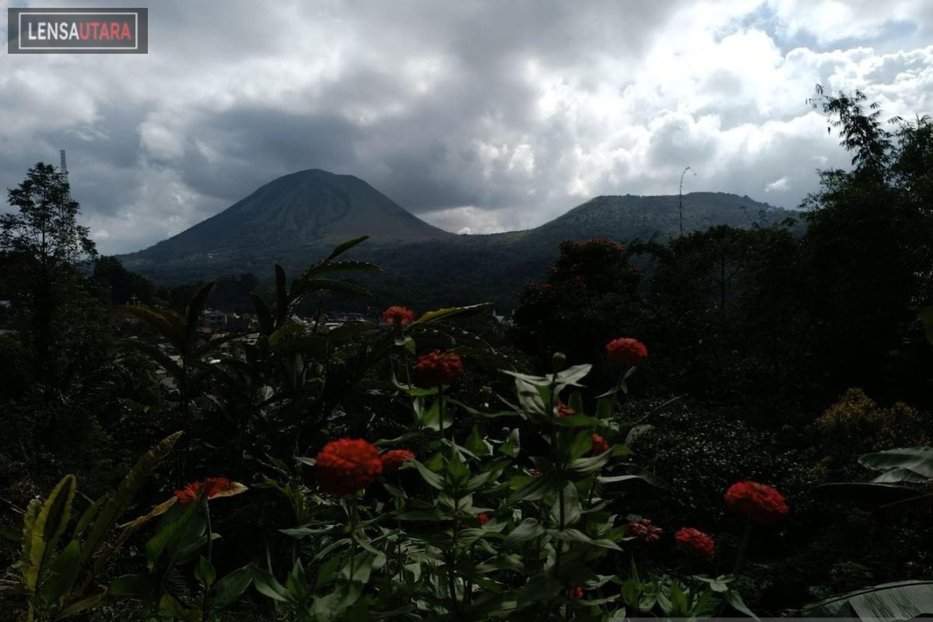 Gunung Lokon dan Awu di Sulut Berstatus Siaga