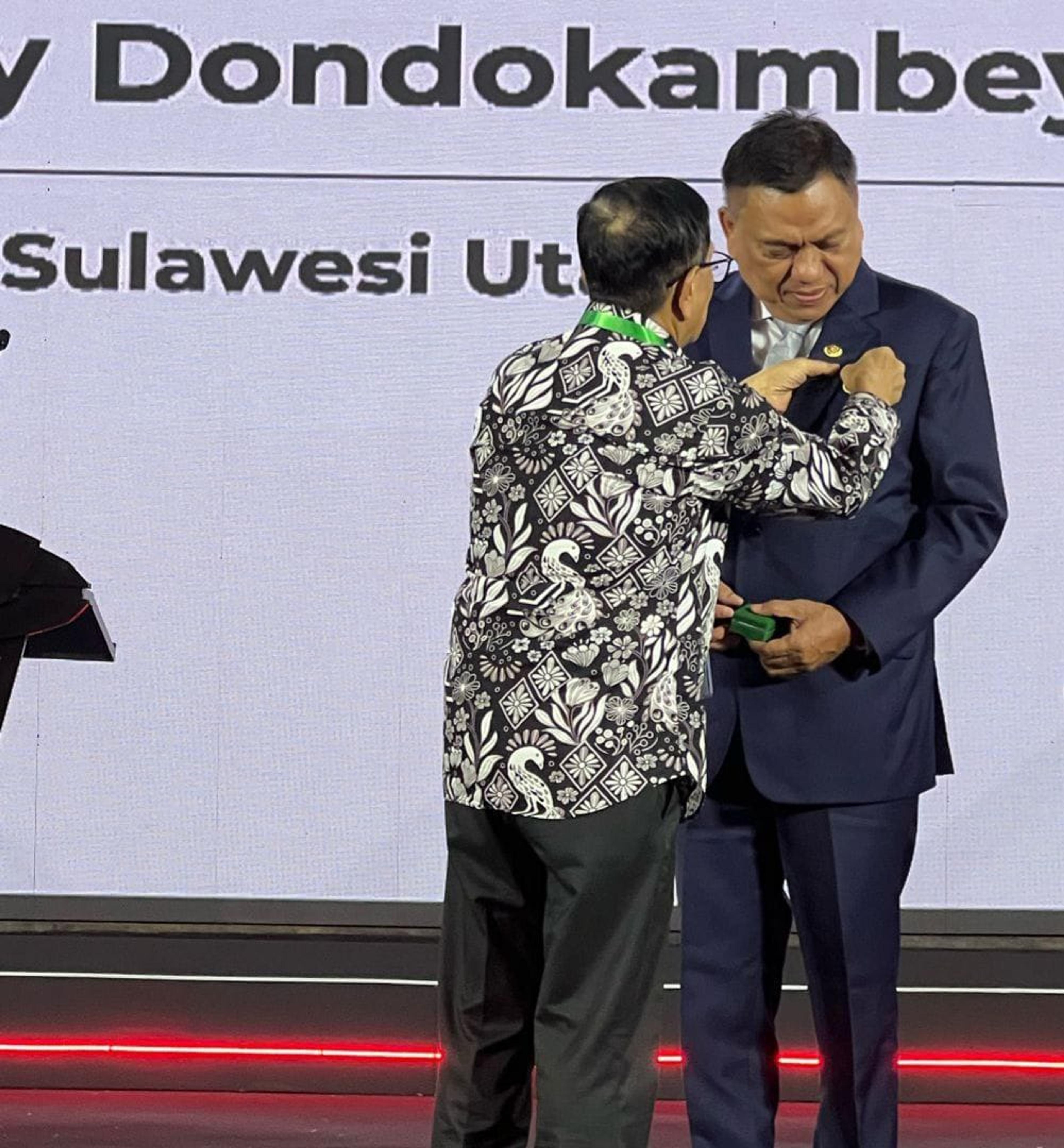 Di HPN Olly Dondokambey Terima Pena Emas dari PWI Pusat