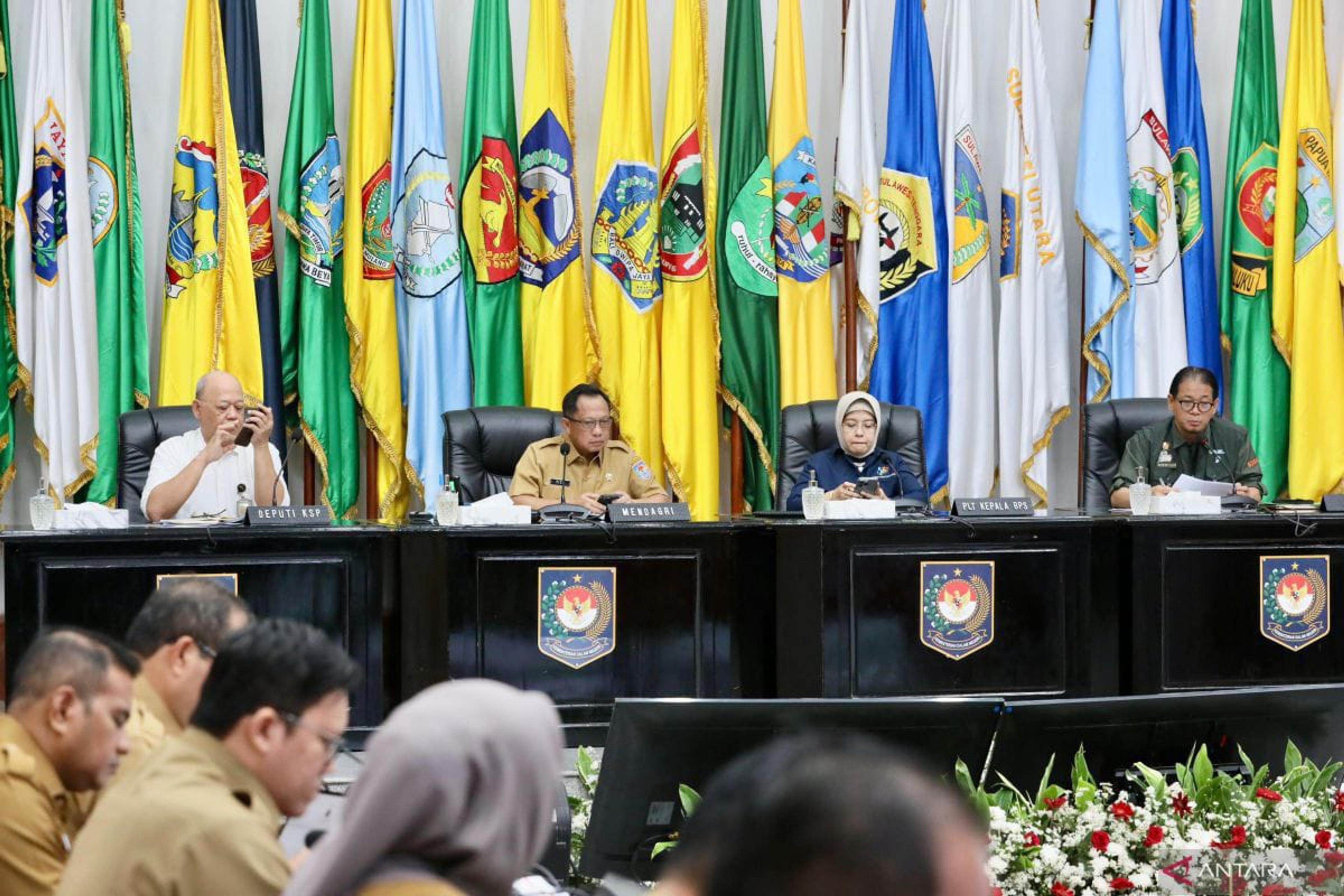 Mendagri Tito Minta Pemda Salurkan THR dan Gaji 13 Tepat Waktu