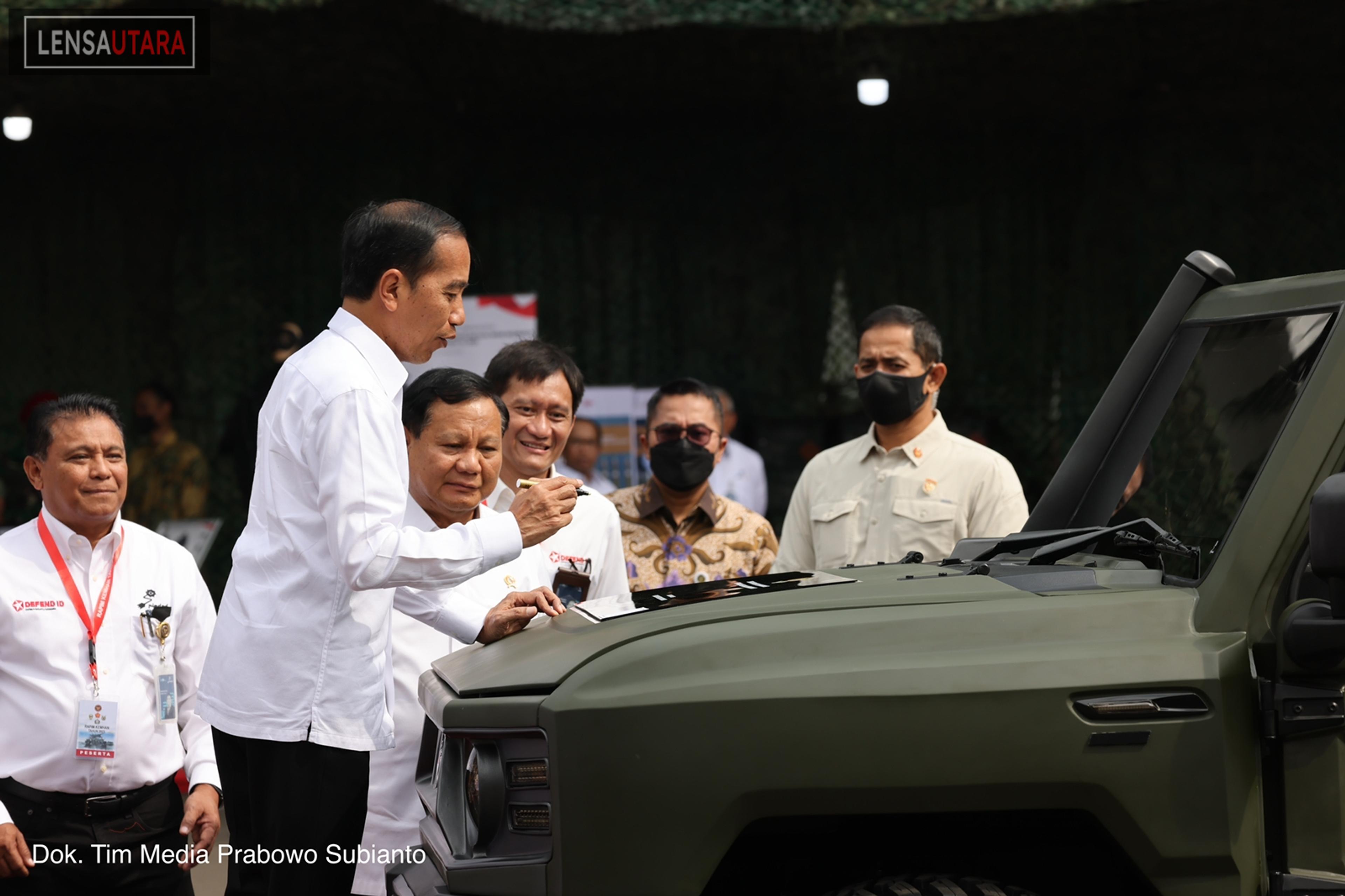 Bersama Presiden Jokowi, Menteri Kemhan Prabowo Naiki Rantis Maung