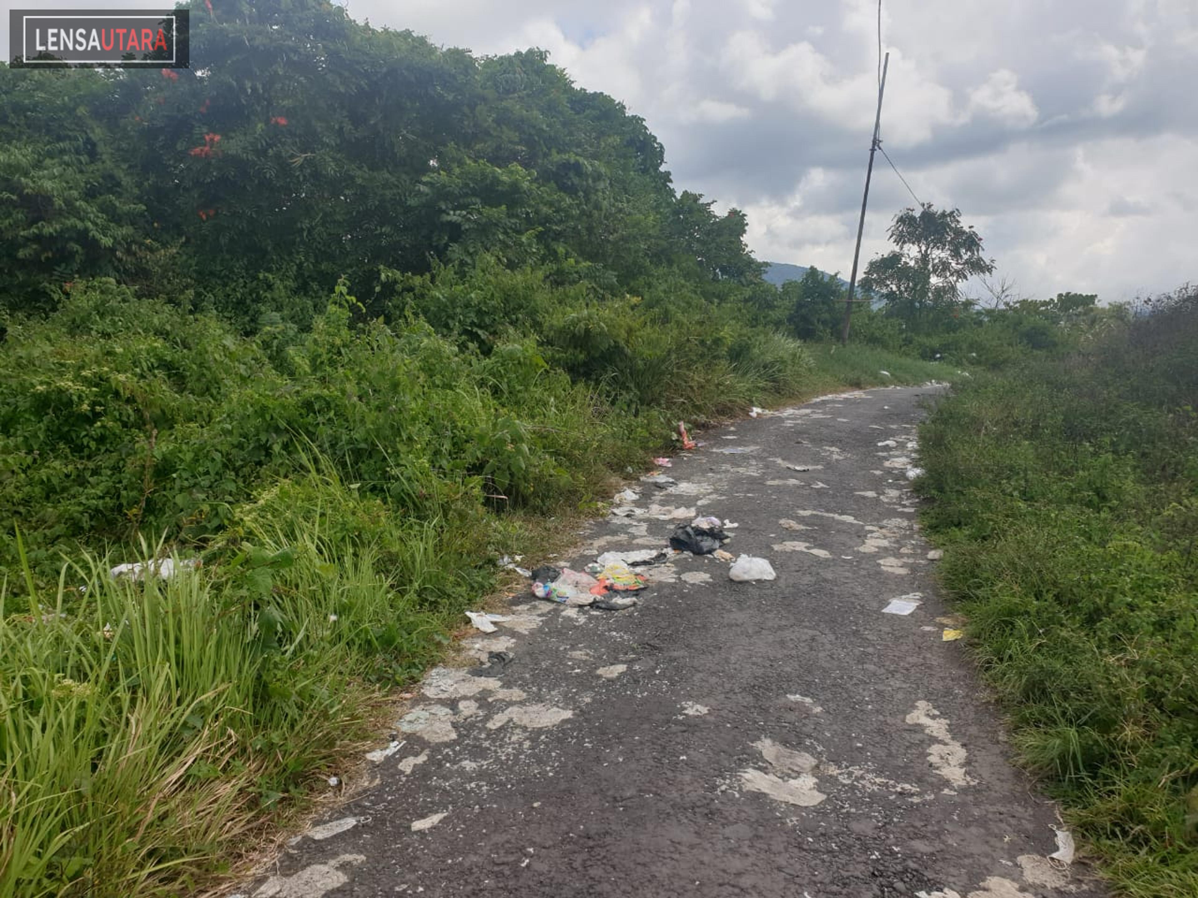 Sampah Berserakan di Jalan Masuk Kawasan Wisata Ranolewo Langowan