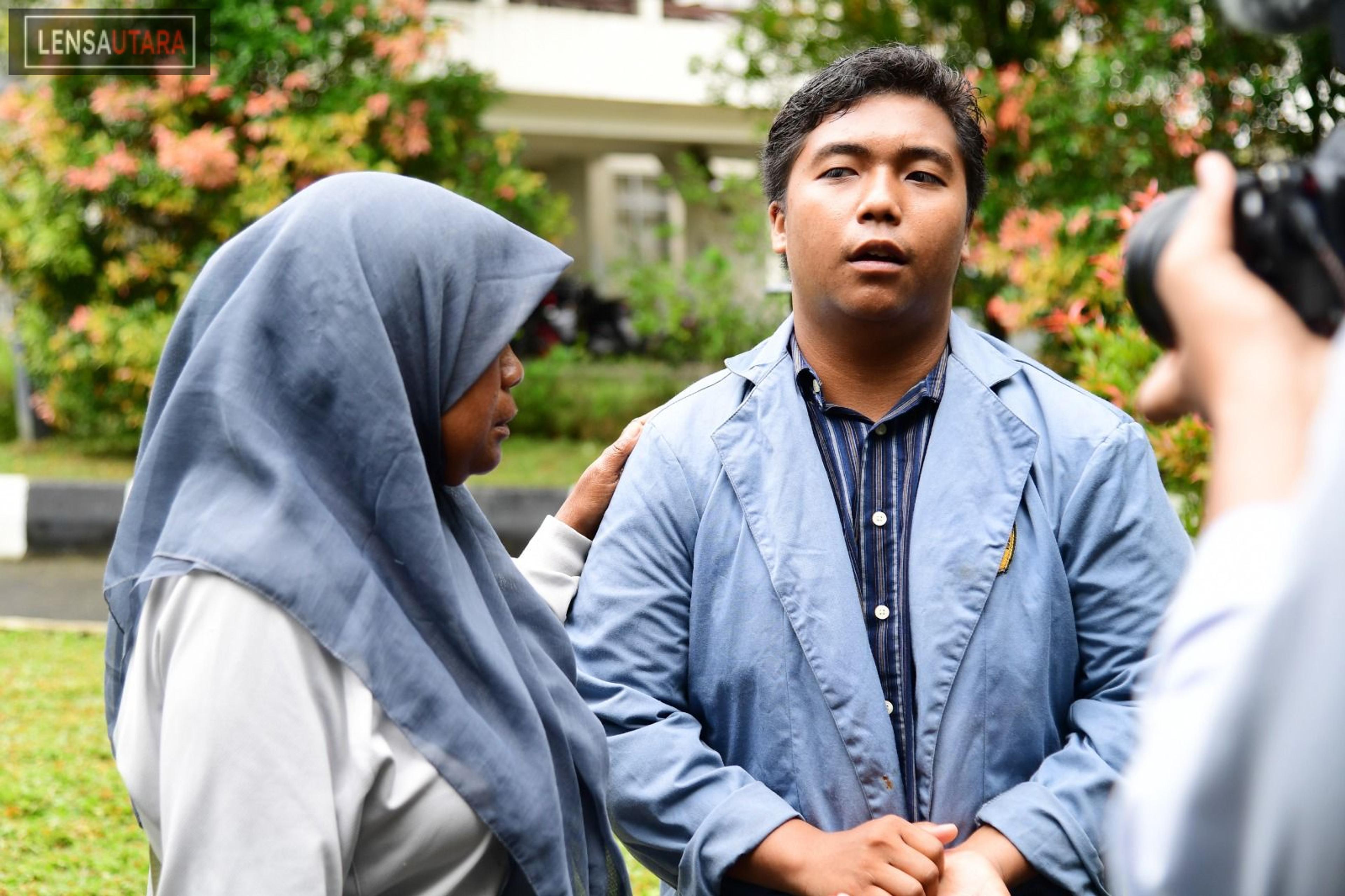 Berkat Usaha Sang Ibu, Devid Telussa Terima Beasiswa Dari Jokowi.