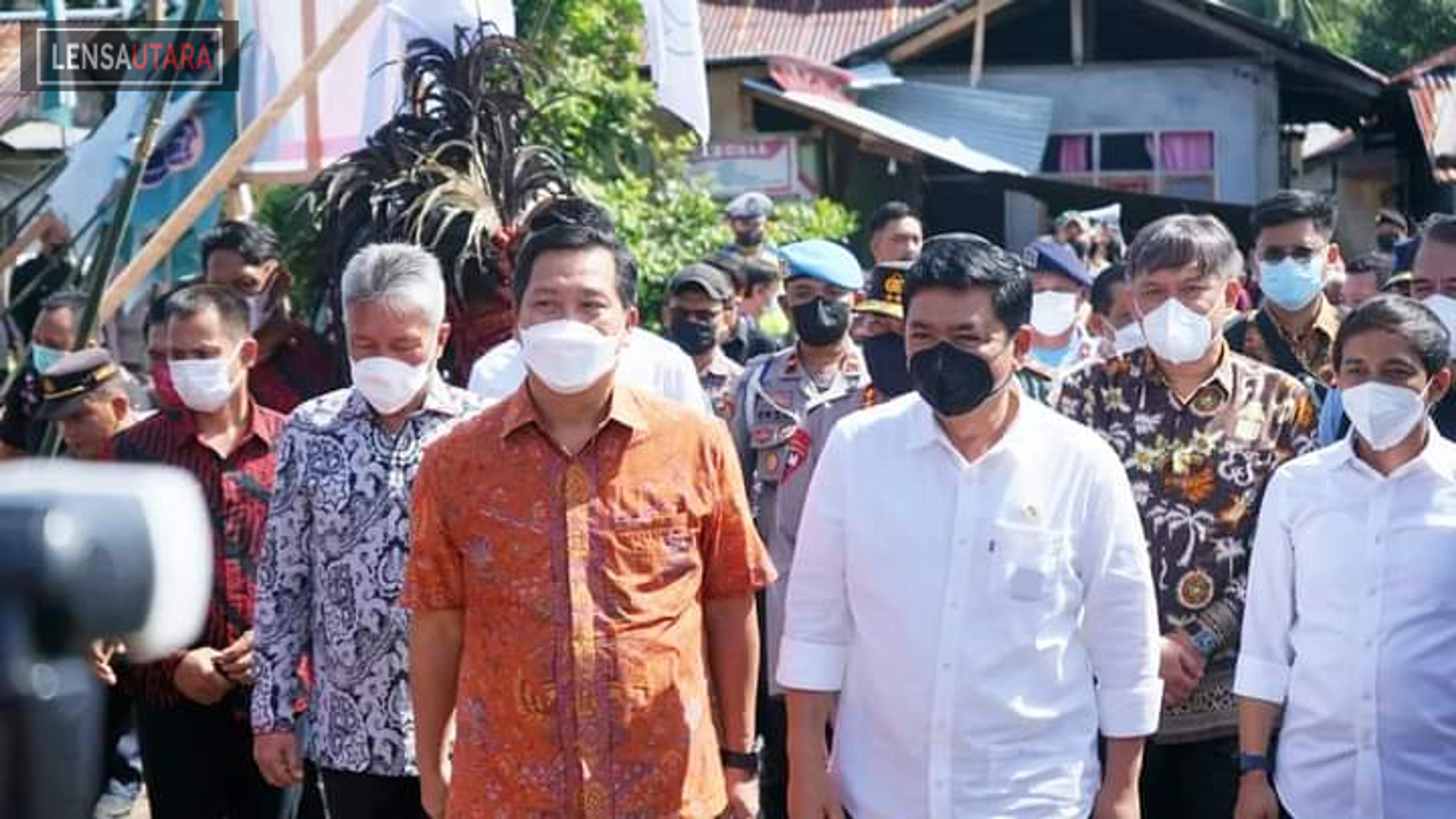 Menteri Hadi Tjahjanto Serahkan 762 Sertifikat Tanah di Minsel