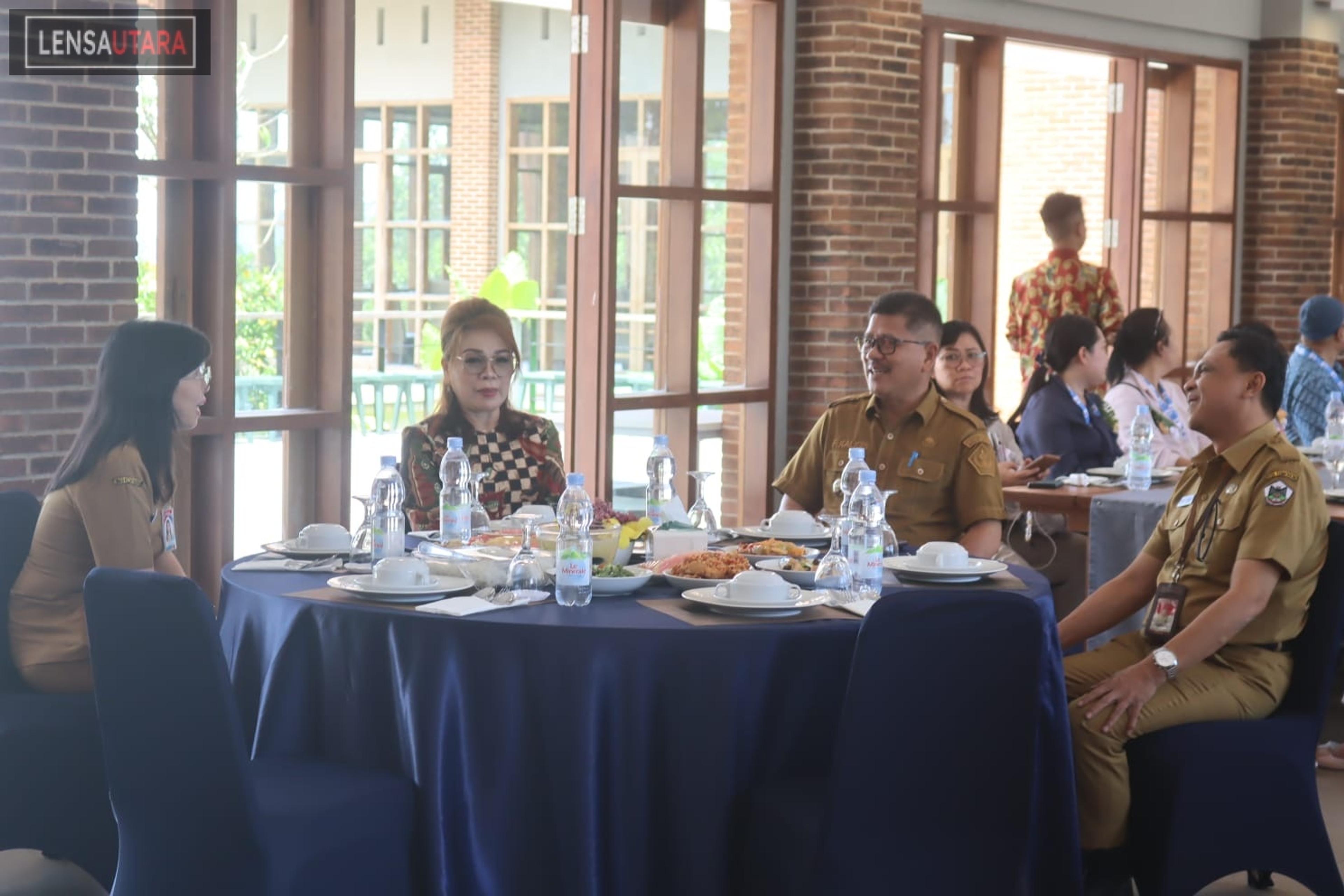 Pjs Walikota Tomohon Bersama Sekdakot Jamu Makan Siang Tamu JICA di Danau Linow