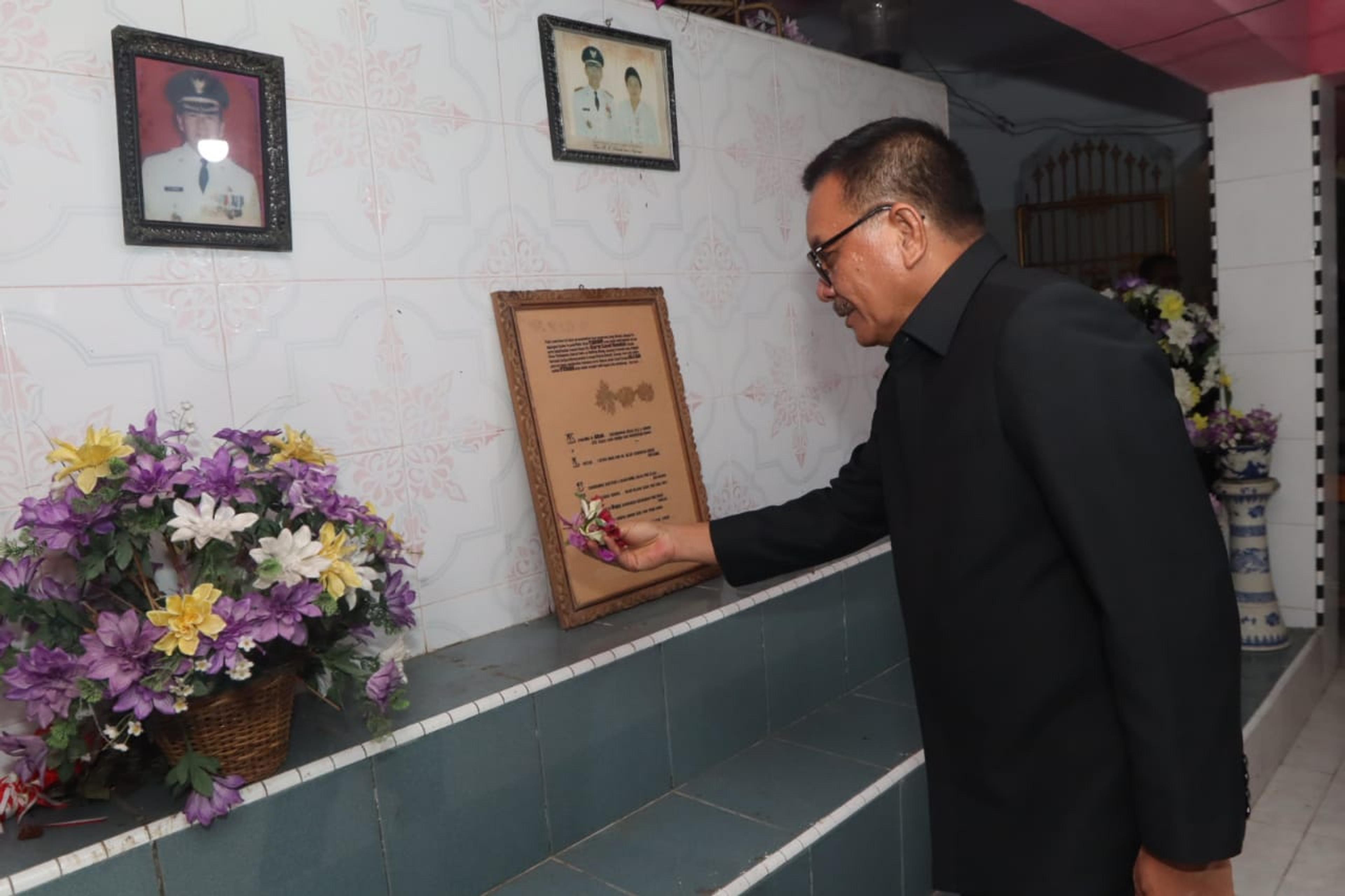 Peringati HUT Ke-33, Pemkot Bitung Ziarah Makam Alm Karel Senduk