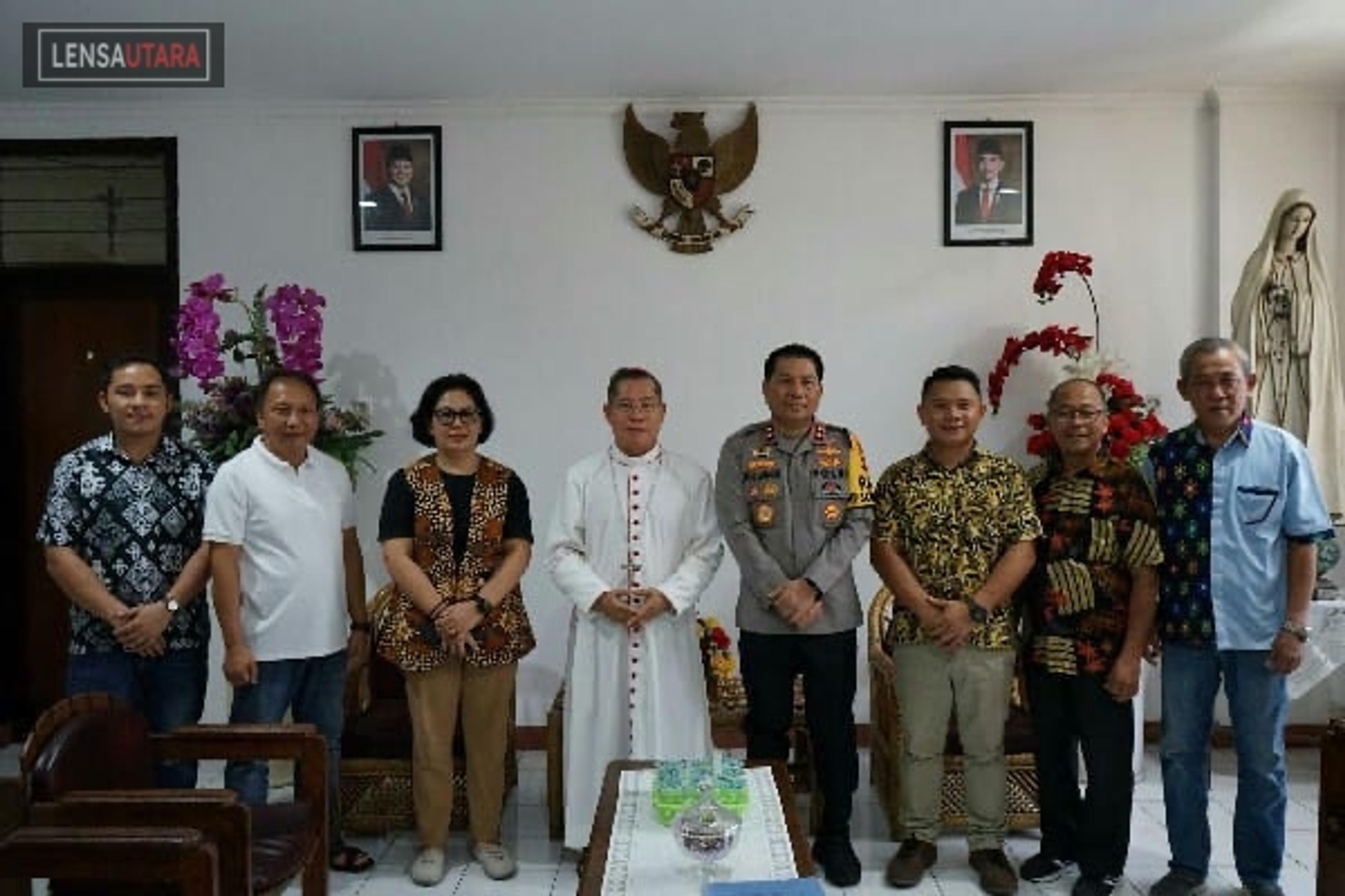 Kapolda Roycke Harry Langie Kunjungi Uskup Manado, Saling Dukung dalam Pelaksanaan Tugas