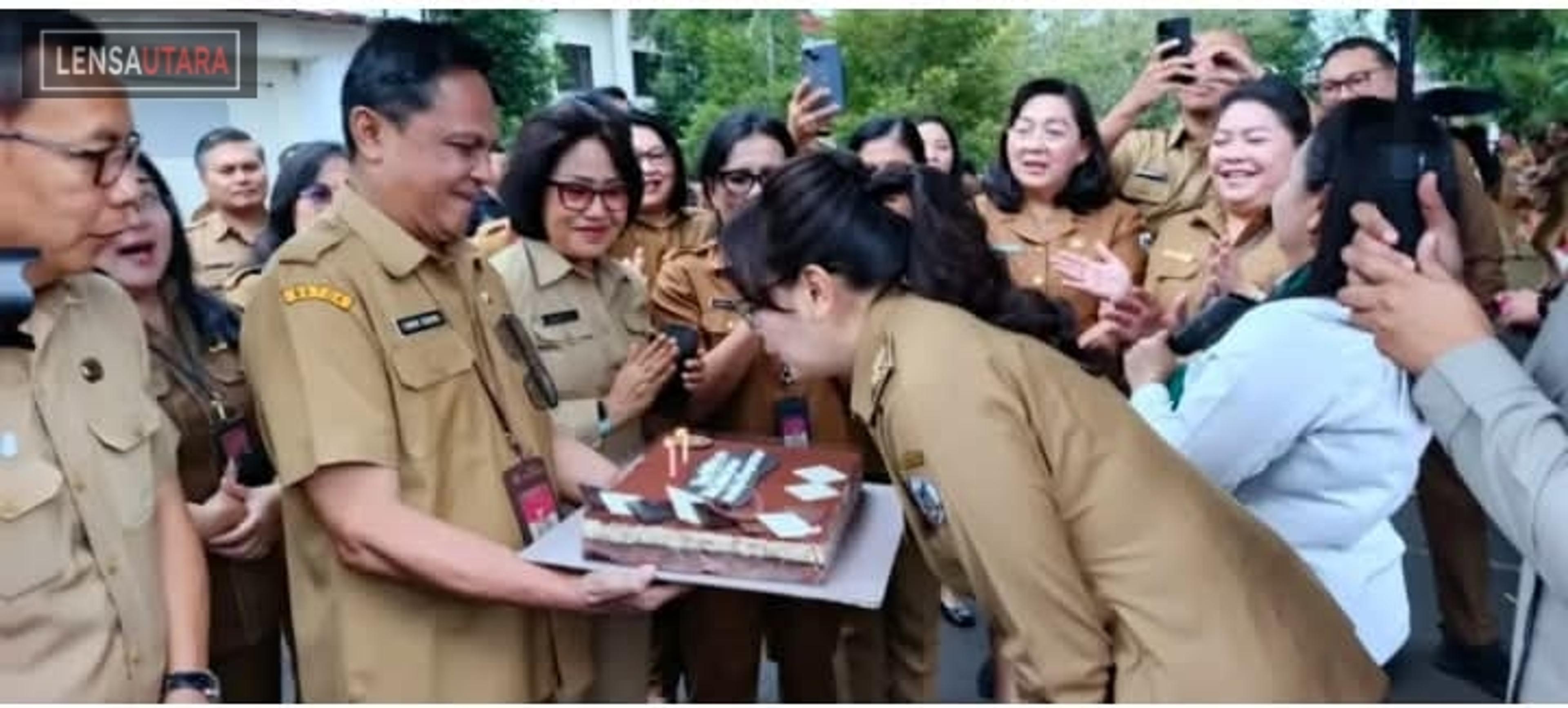 Seusai Memimpin Apel Kerja, Wawali Sendy Rumajar Terima Kue Ucapan Selamat Ulang Tahun ke-34