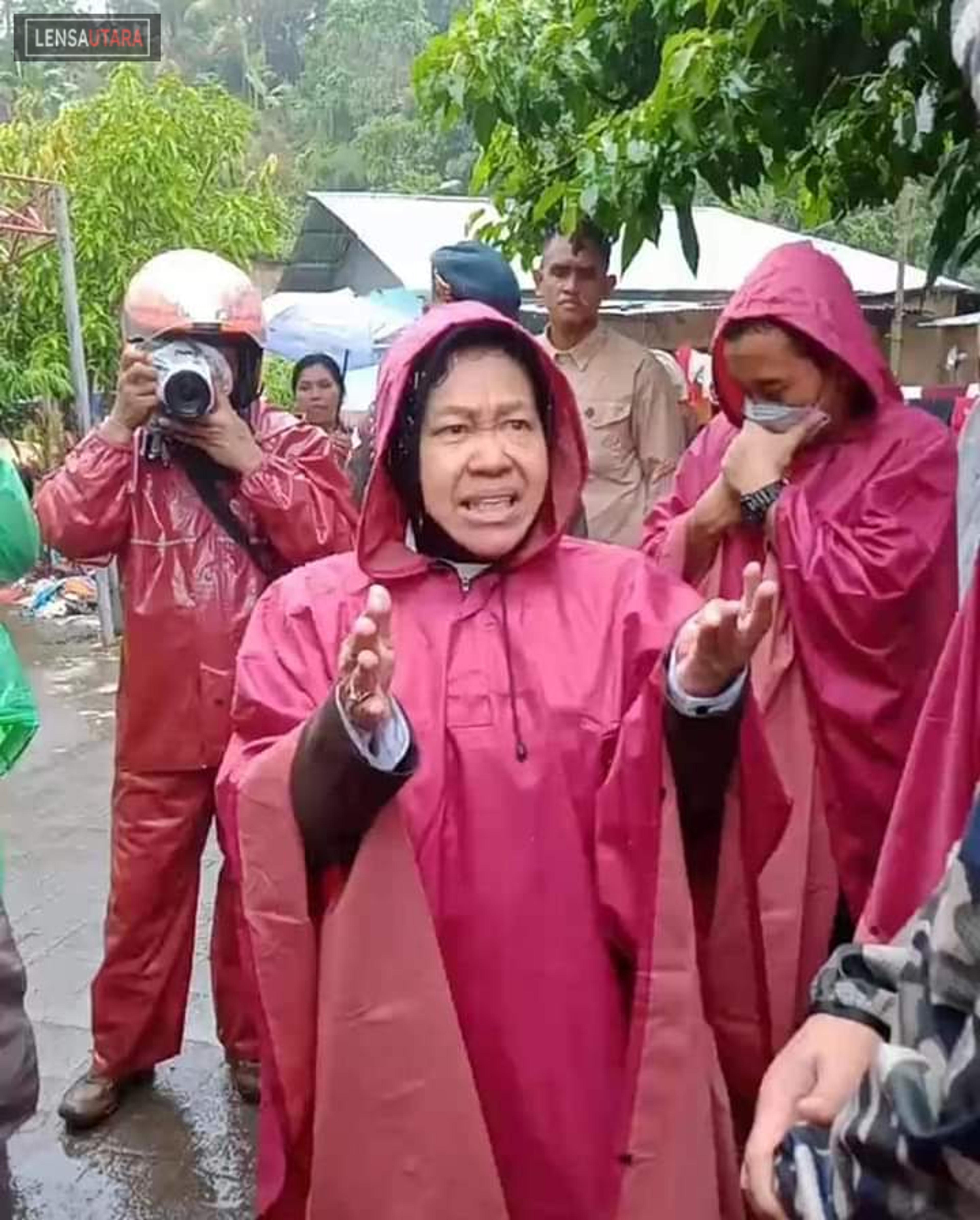Menteri Sosial Tri Rismaharini Kunjungi Korban Banjir dan Longsor di Manado