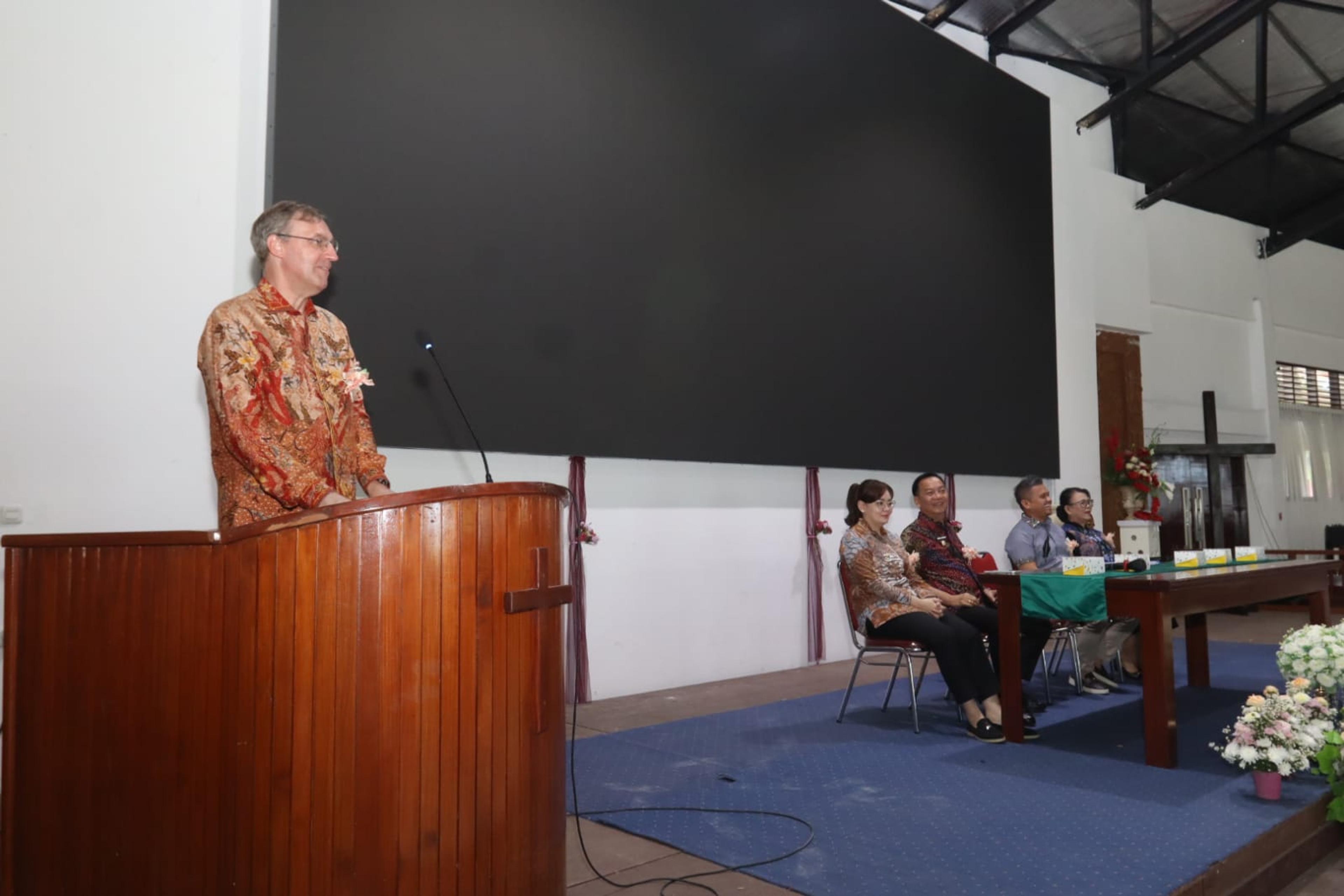 Wakil Dubes Belanda Adriaan Palm berkeliling sambil melaksanakan dialog di Kota Tomohon, didampibgi Wali Kota Caroll Caroll Senduk. (Ist)