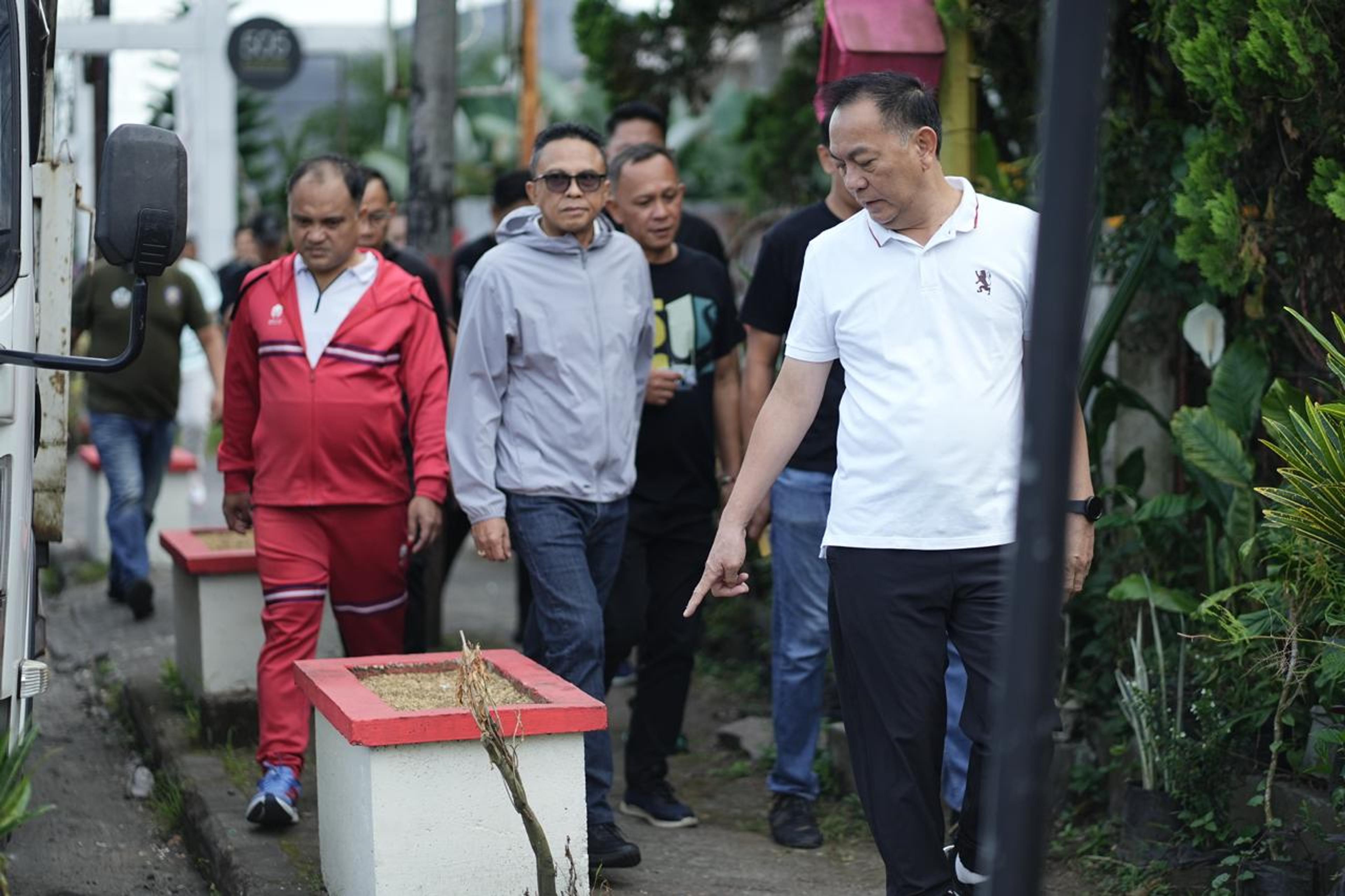 Wali Kota Tomohon Caroll Senduk bersama Sekretaris Daerah Kota Tomohon Edwin Roring melakukan inspeksi lapangan di sepanjang jalan protokol Kota Tomohon. (Ist)