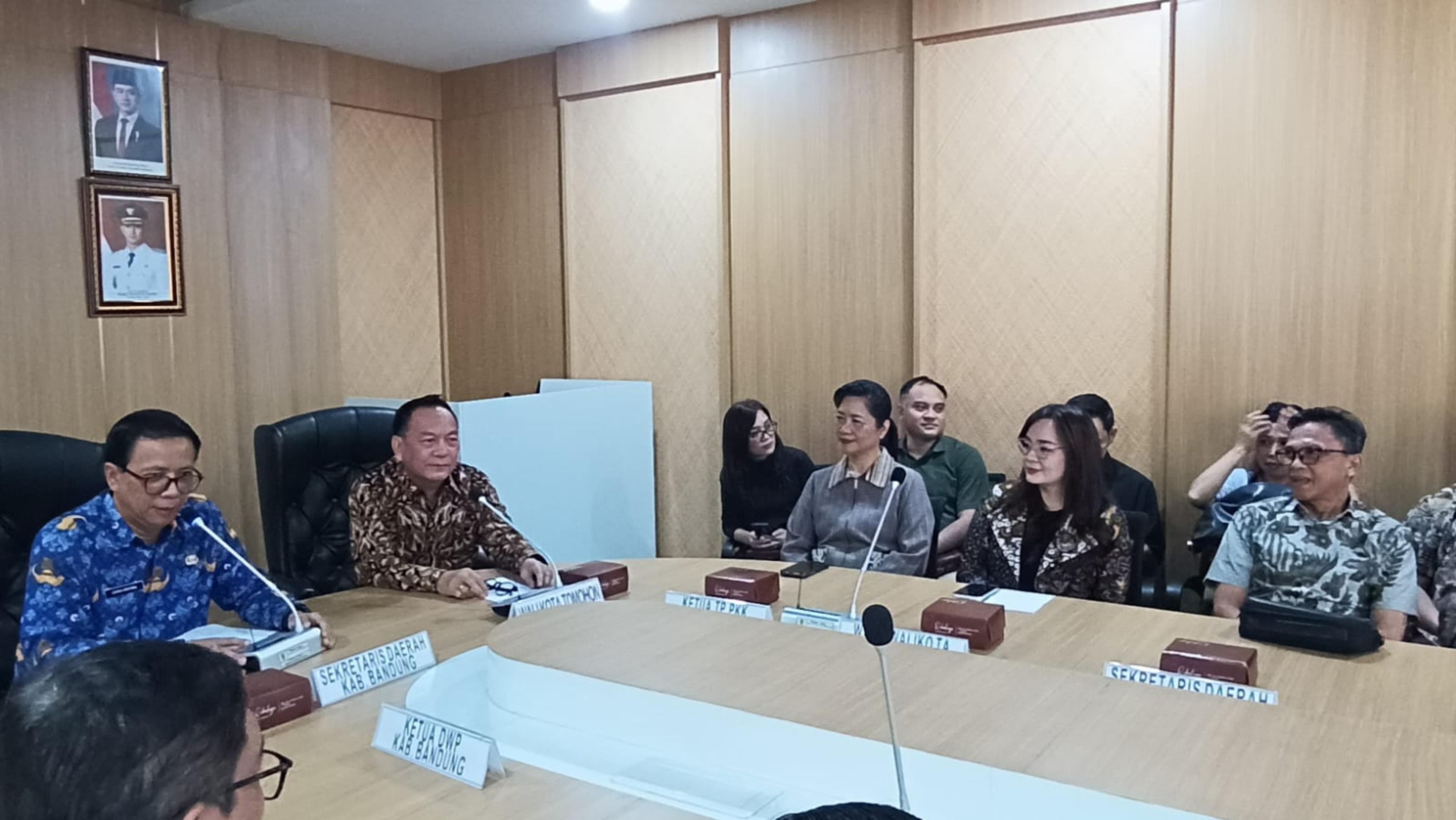 Walikota Tomohon Caroll Senduk dan Wakil Walikota Tomohon Sendy Rumajar, didampingi Sekretaris Daerah Edwin Roring, serta Perangkat Daerah terkait melaksanakan Studi Komparasi di Kabupaten Bandung. (Ist)