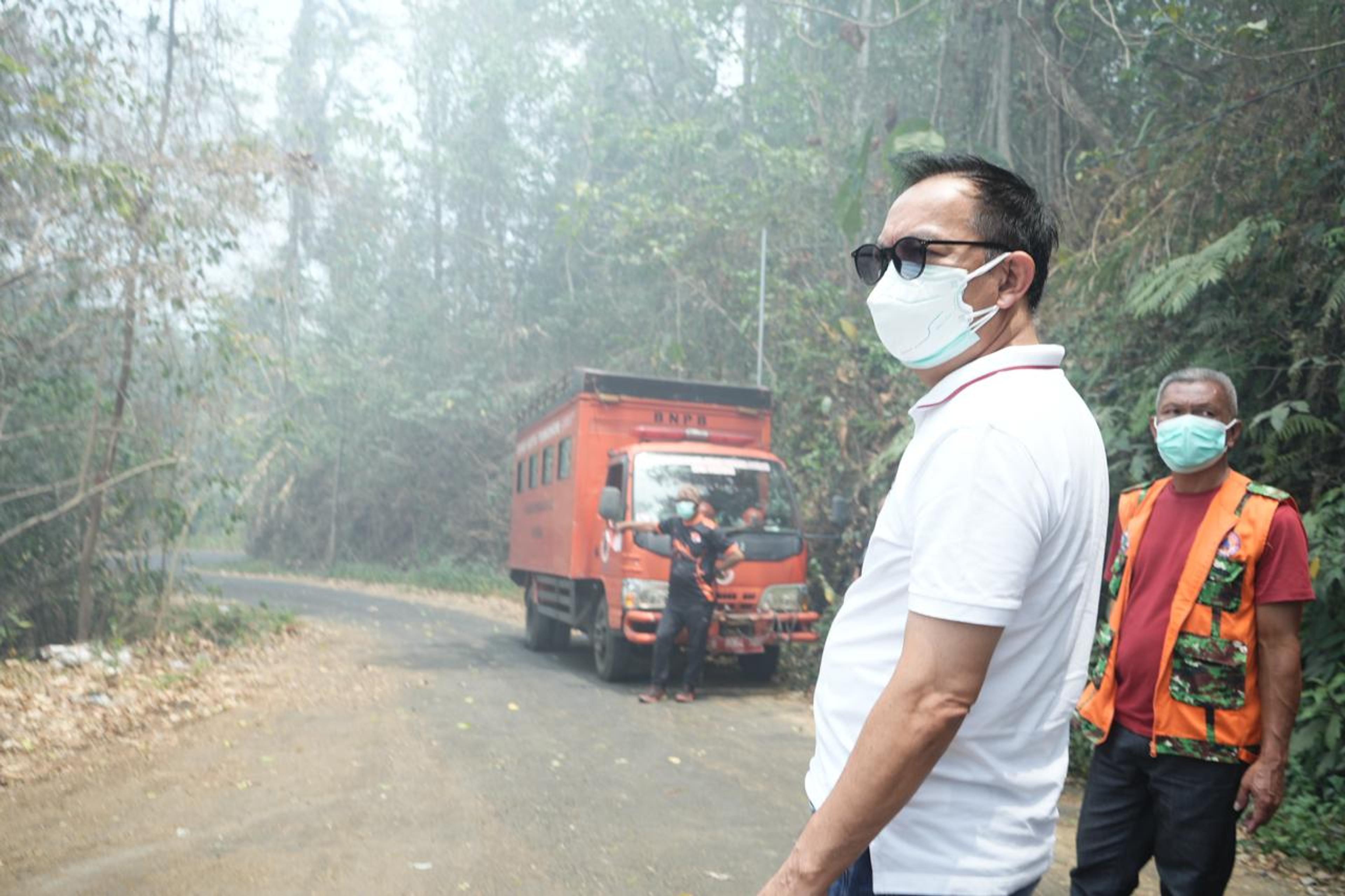 Wali Kota Tomohon Caroll Senduk, didampingi perangkat daerah terkait dan pemerintah setempat saat melakukan peninjauan di lokasi kebakaran hutan dan lahan (Karhutla) di TPA Taratara. (Ist)