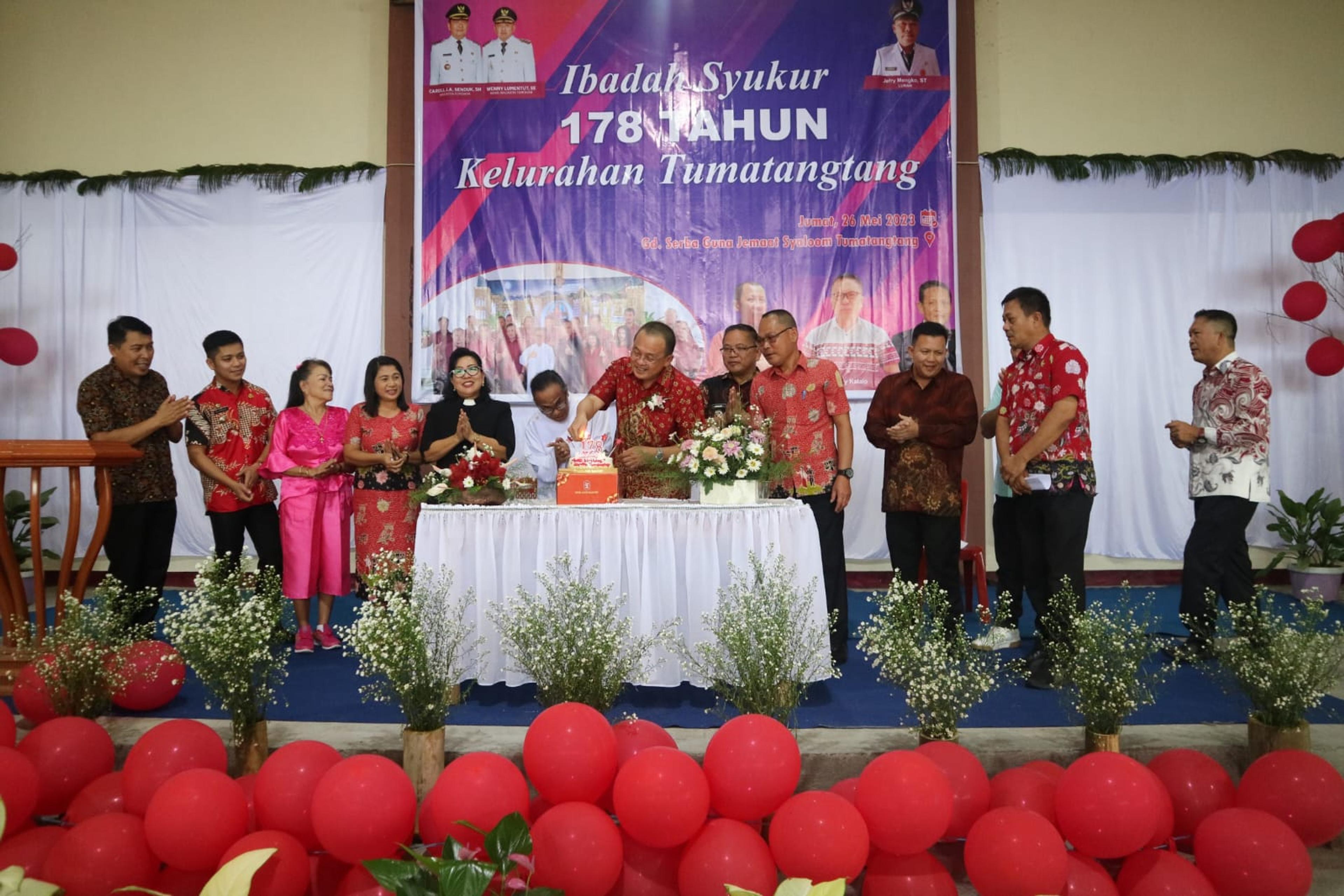 Kelurahan Tumatangtang Rayakan HUT ke-178, Lumentut Bantu Dana Pengadaaan Lahan Kubur