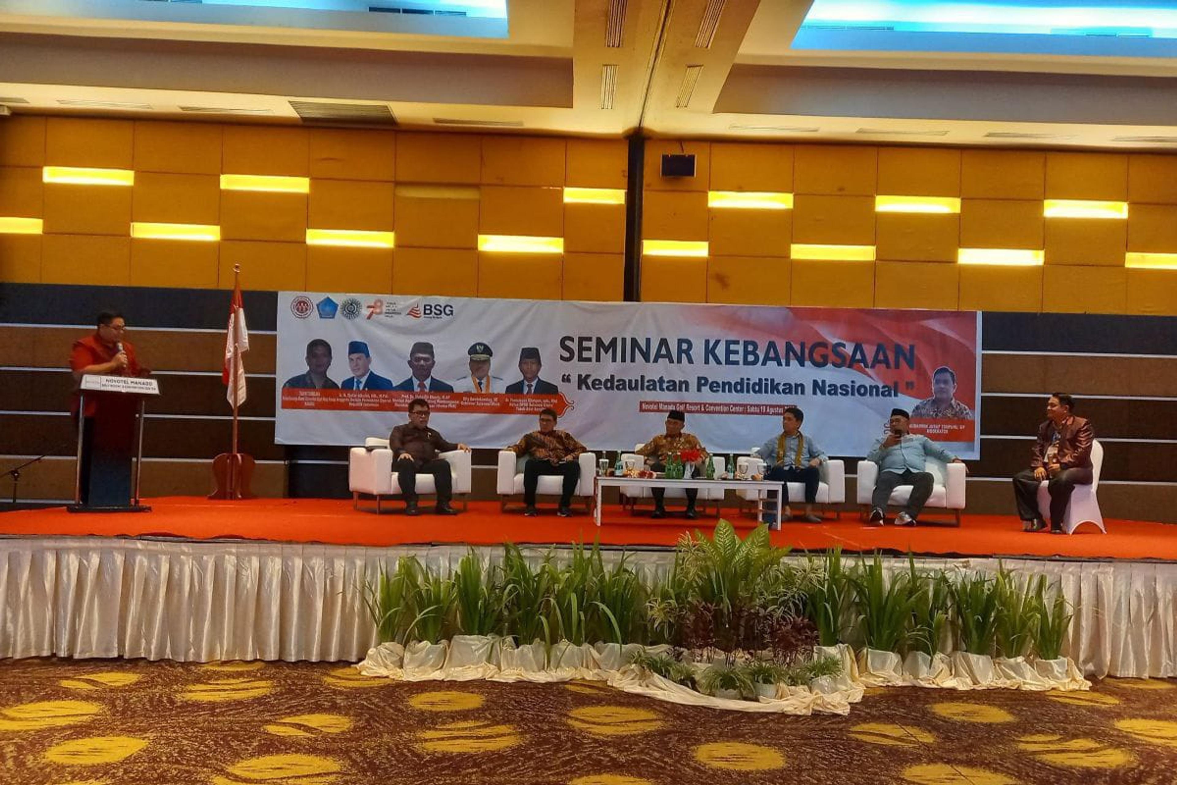 Menko PMK Edukasi Kedaulatan Pendidikan Ratusan Milenial di Sulut