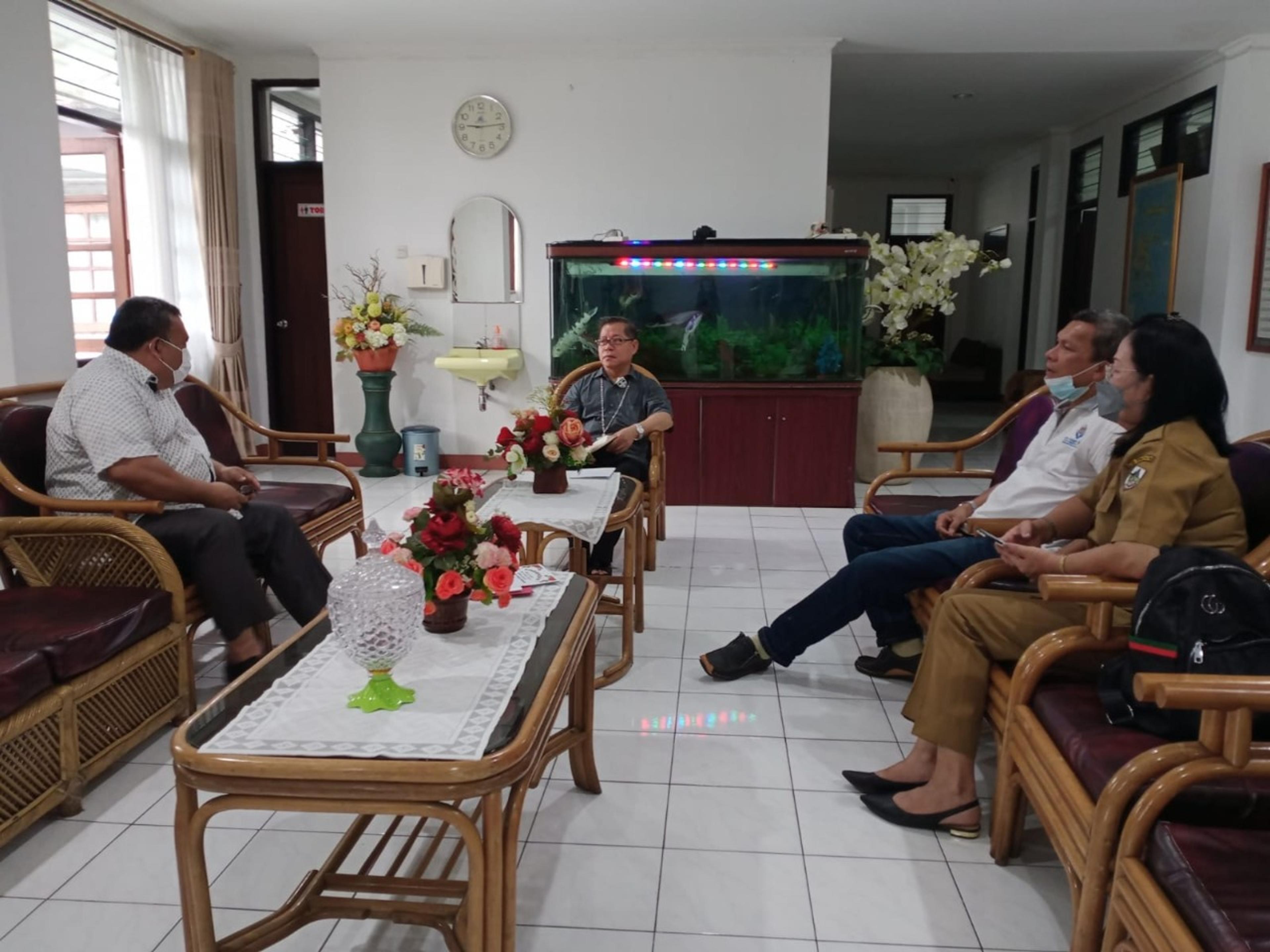 Jelang 35 Tahun Pentahbisan Gereja, DPP Paroki Maria Ratu Damai Bertemu Uskup Manado