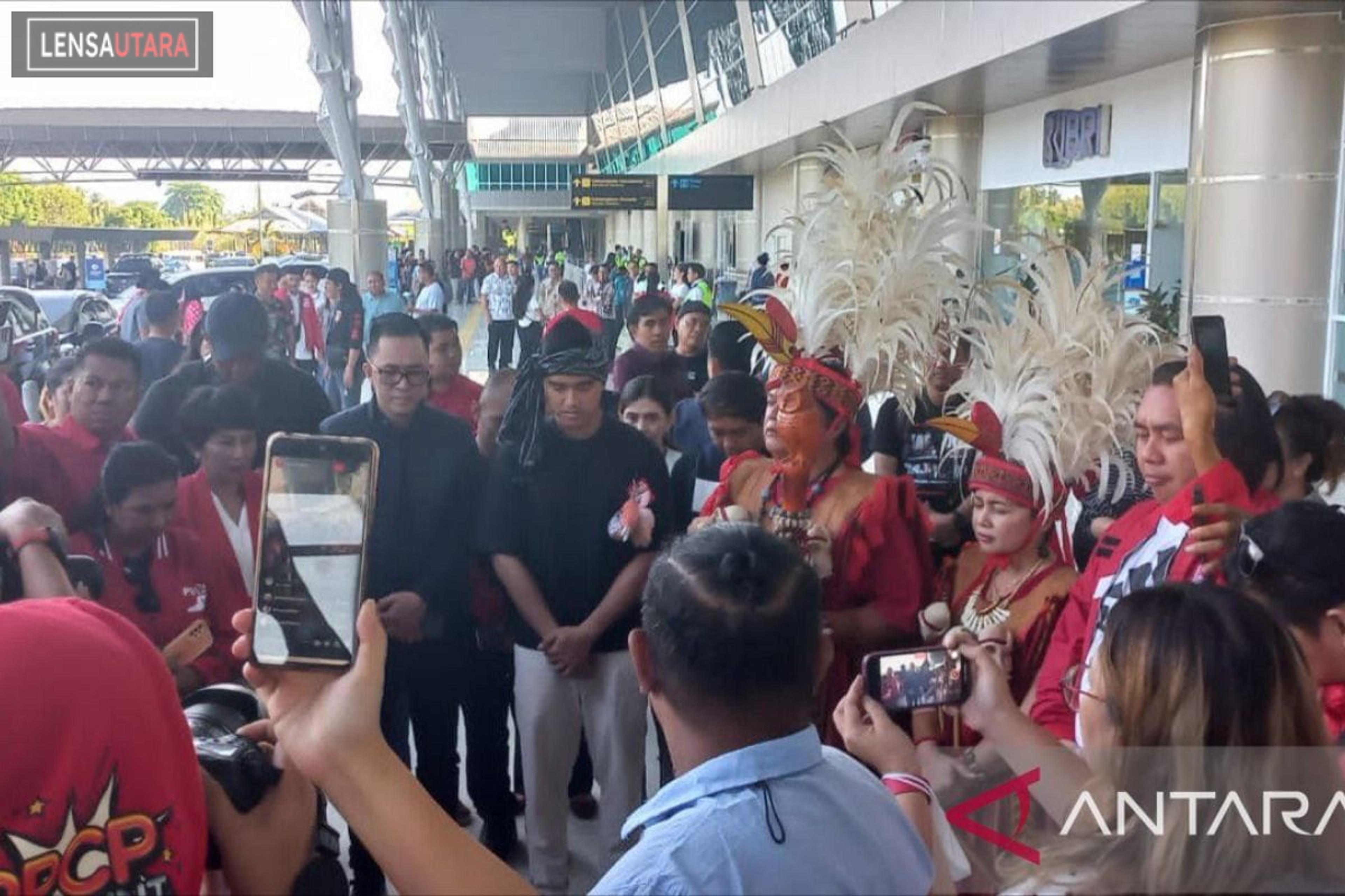 Tari Kabasaran Warnai Sambutan Kunjungan Ketum PSI Kaesang di Manado