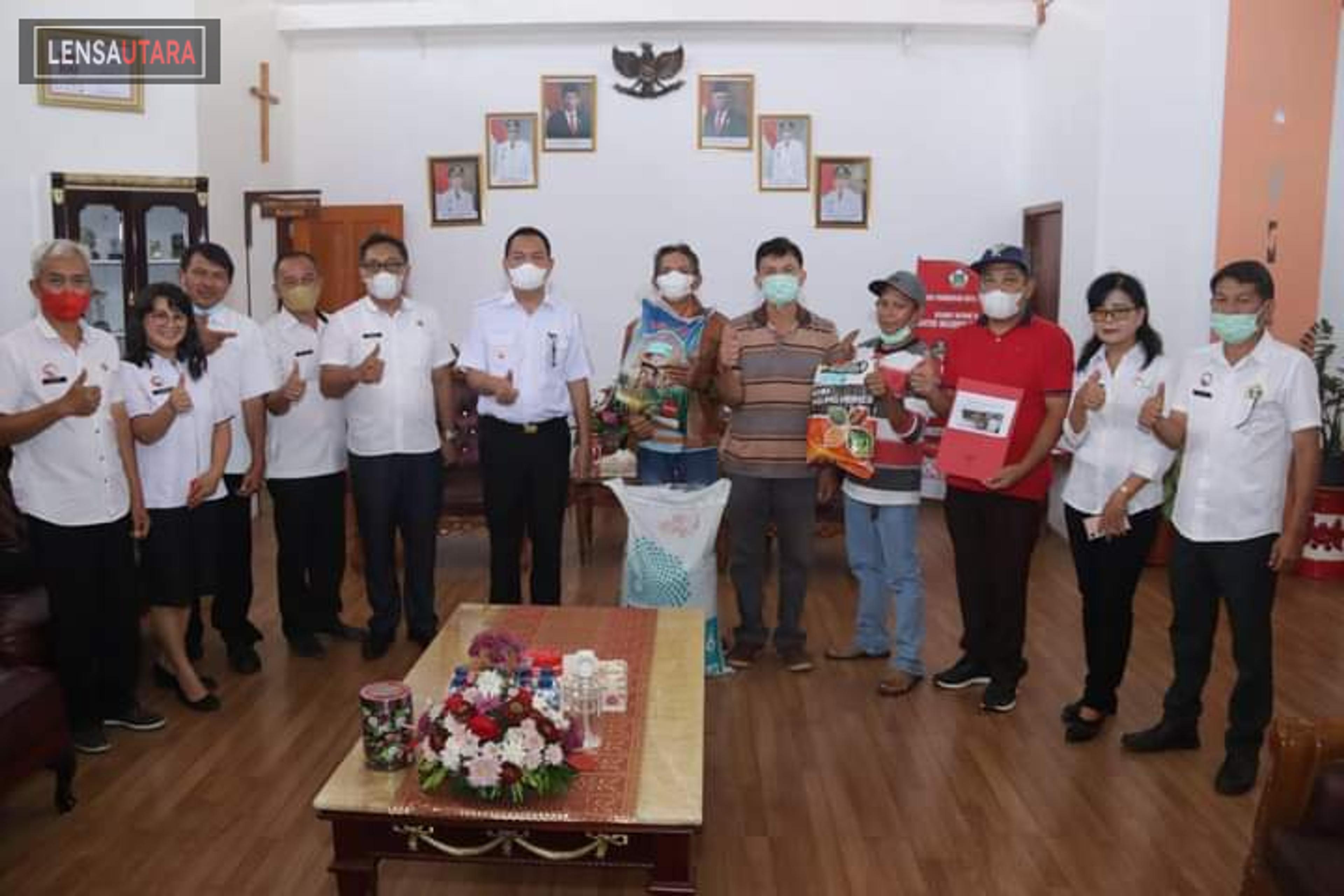 Walikota Tomohon Serahkan Bantuan Pupuk dan Bibit untuk Petani