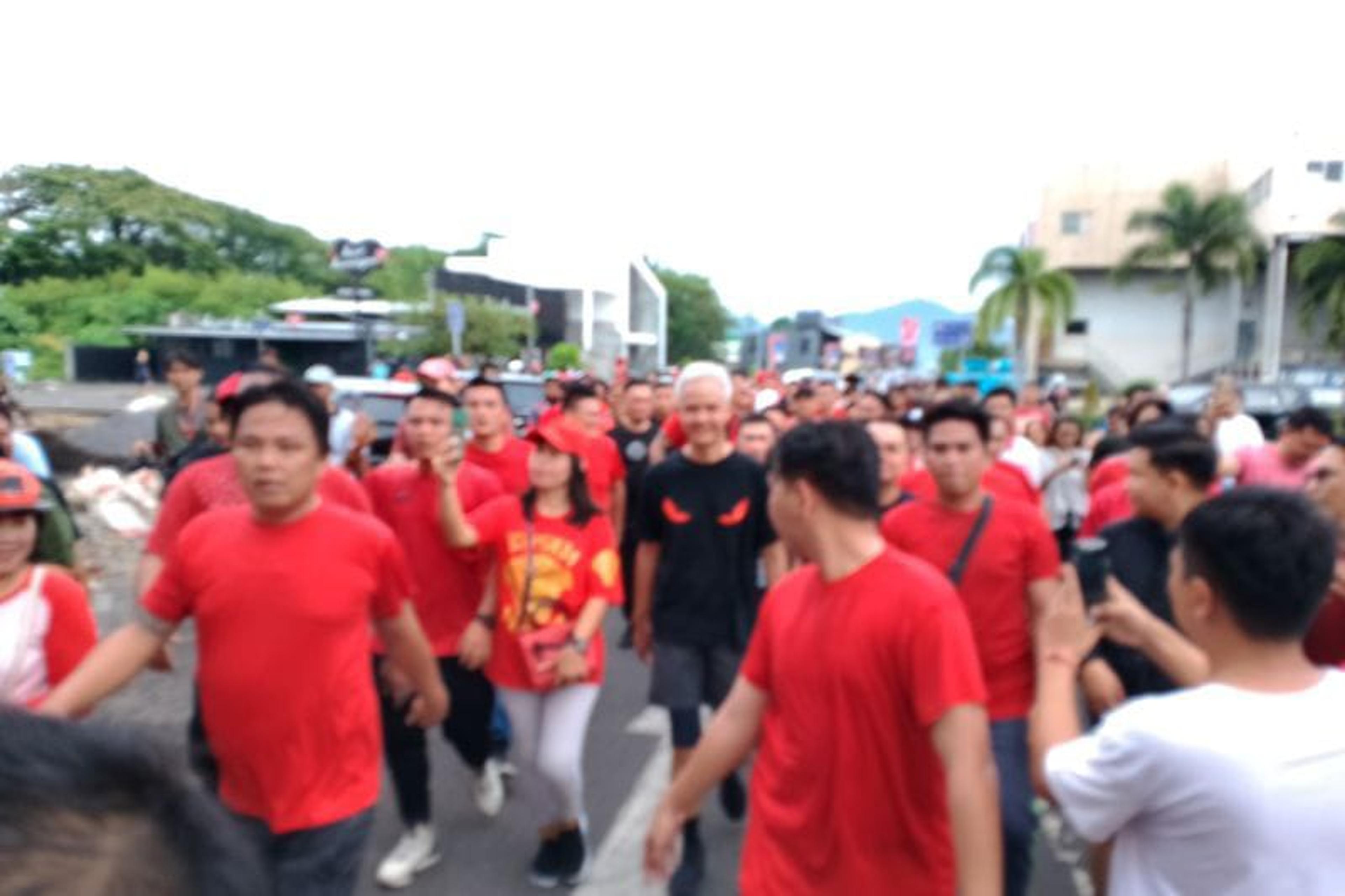 Ganjar Pranowo Sapa Warga Manado Saat Berolahraga di Megamas