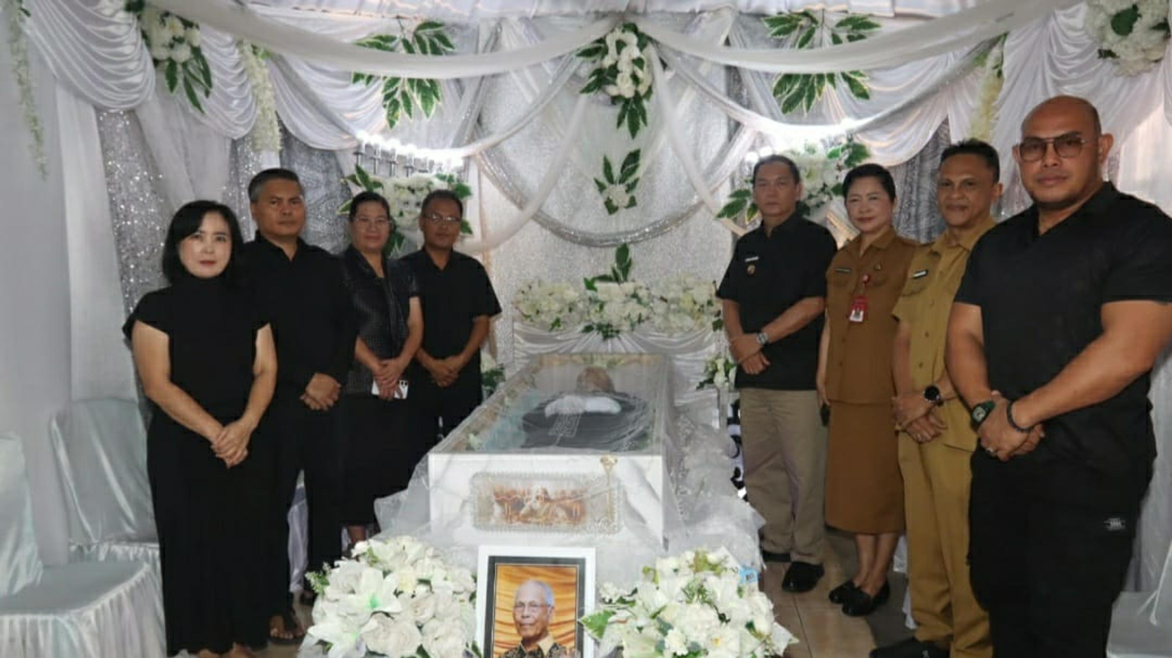 Theodorus Kalumata Wafat, Wali Kota dan Jajaran Pemkot Tomohon Melayat dan Lakukan Ibadah Penghiburan