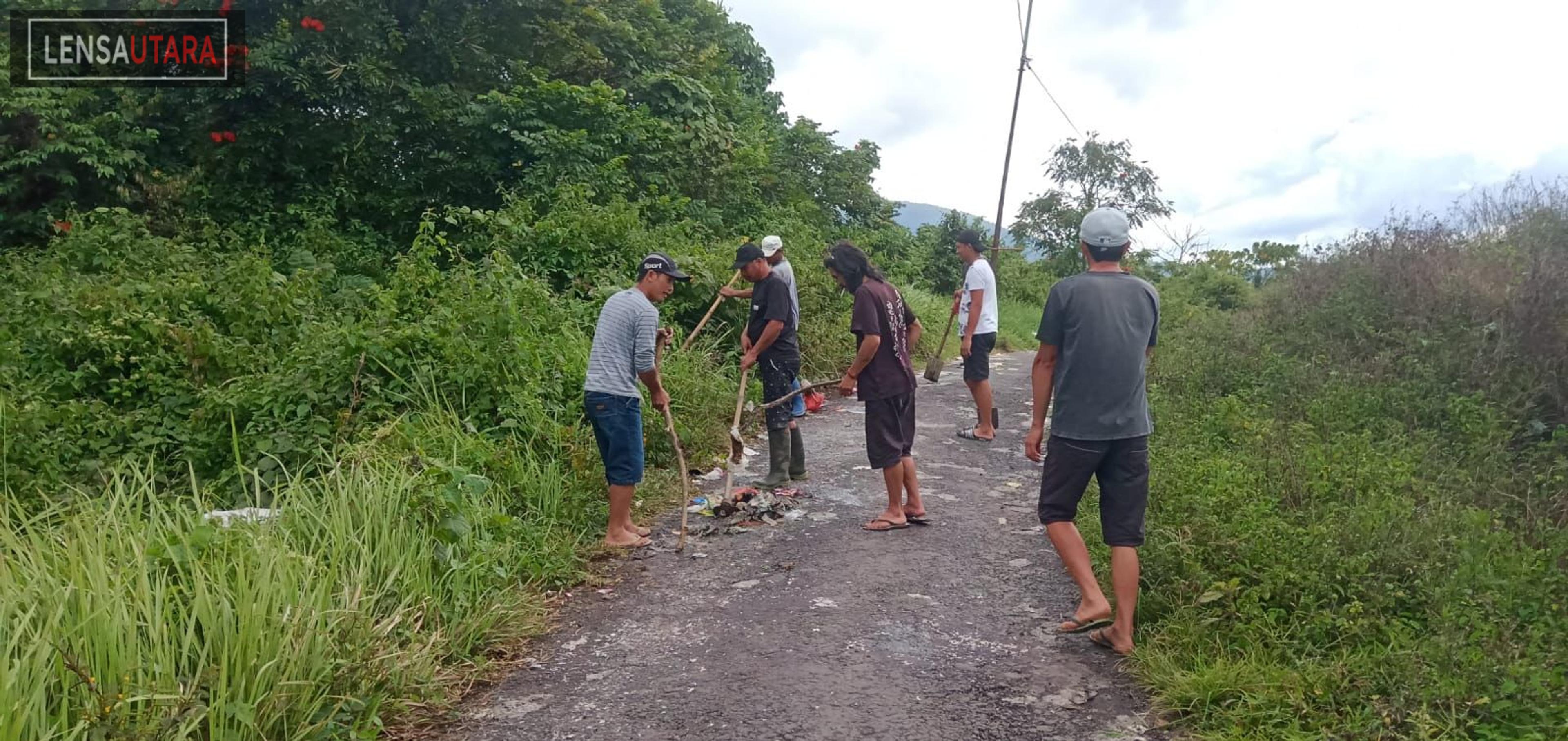 Warga Toraget Bersihkan Sampah di Kawasan Wisata Ranolewo