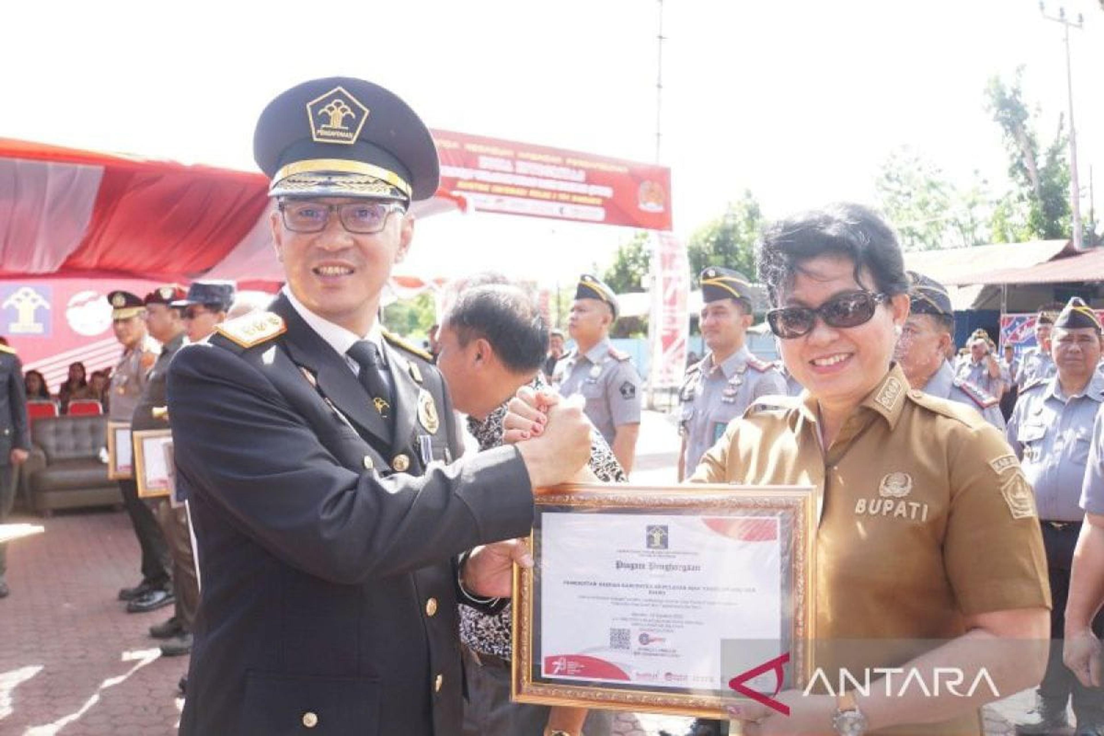 Bupati Sitaro Terima Penghargaan Dalam Peringatan Hari Kemenkumham Ke-78