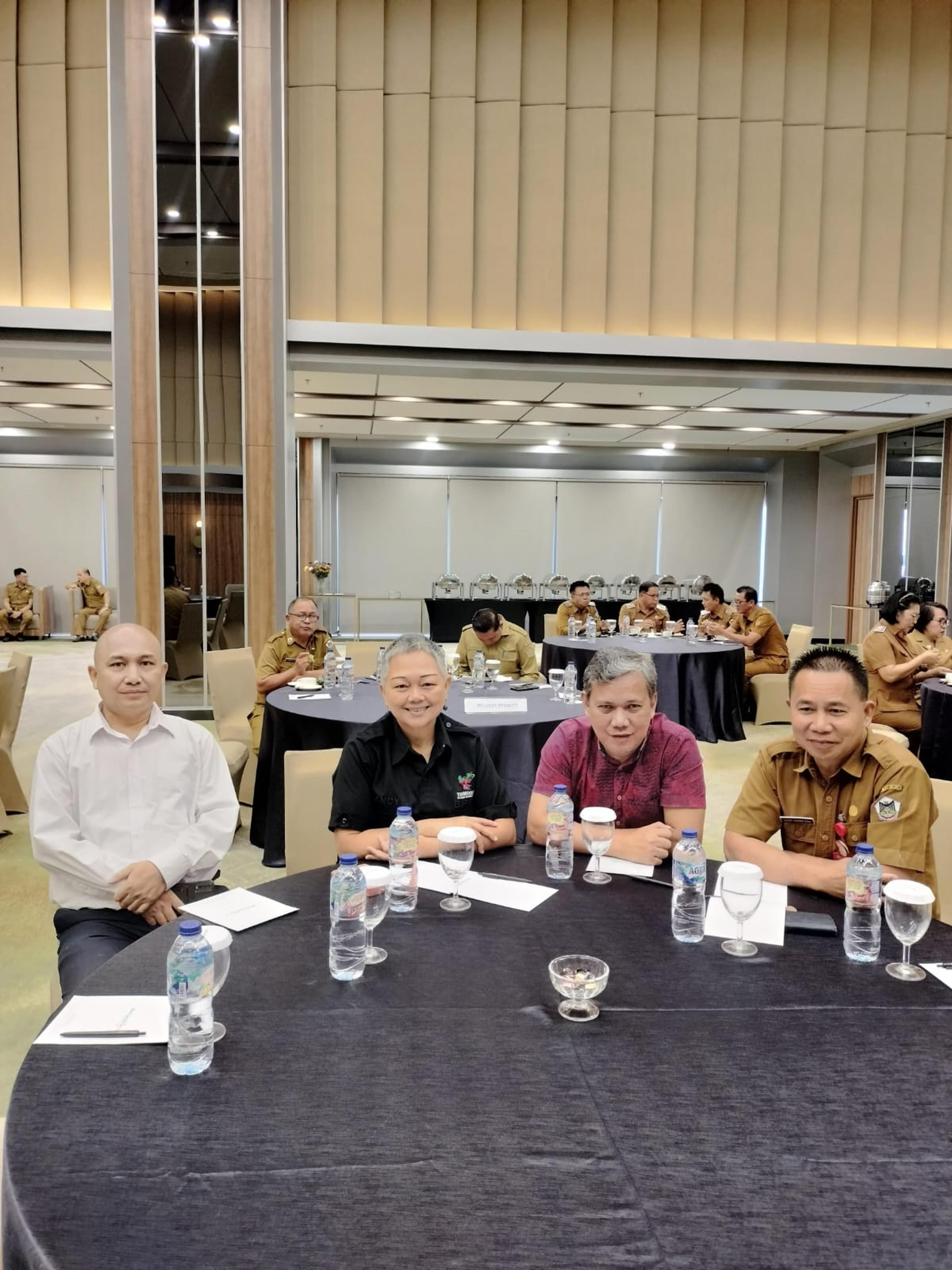 Wali Kota Tomohon Caroll Senduk, didampingi Ketua TP-PKK drg. Jeand'arc Senduk-Karundeng menghadiri FGD "Pariwisata Maju, Berdaya Saing, Ekonomi Hebat, Masyarakat Sejahtera" di Hotel Metland Marron Tomohon. (Ist)
