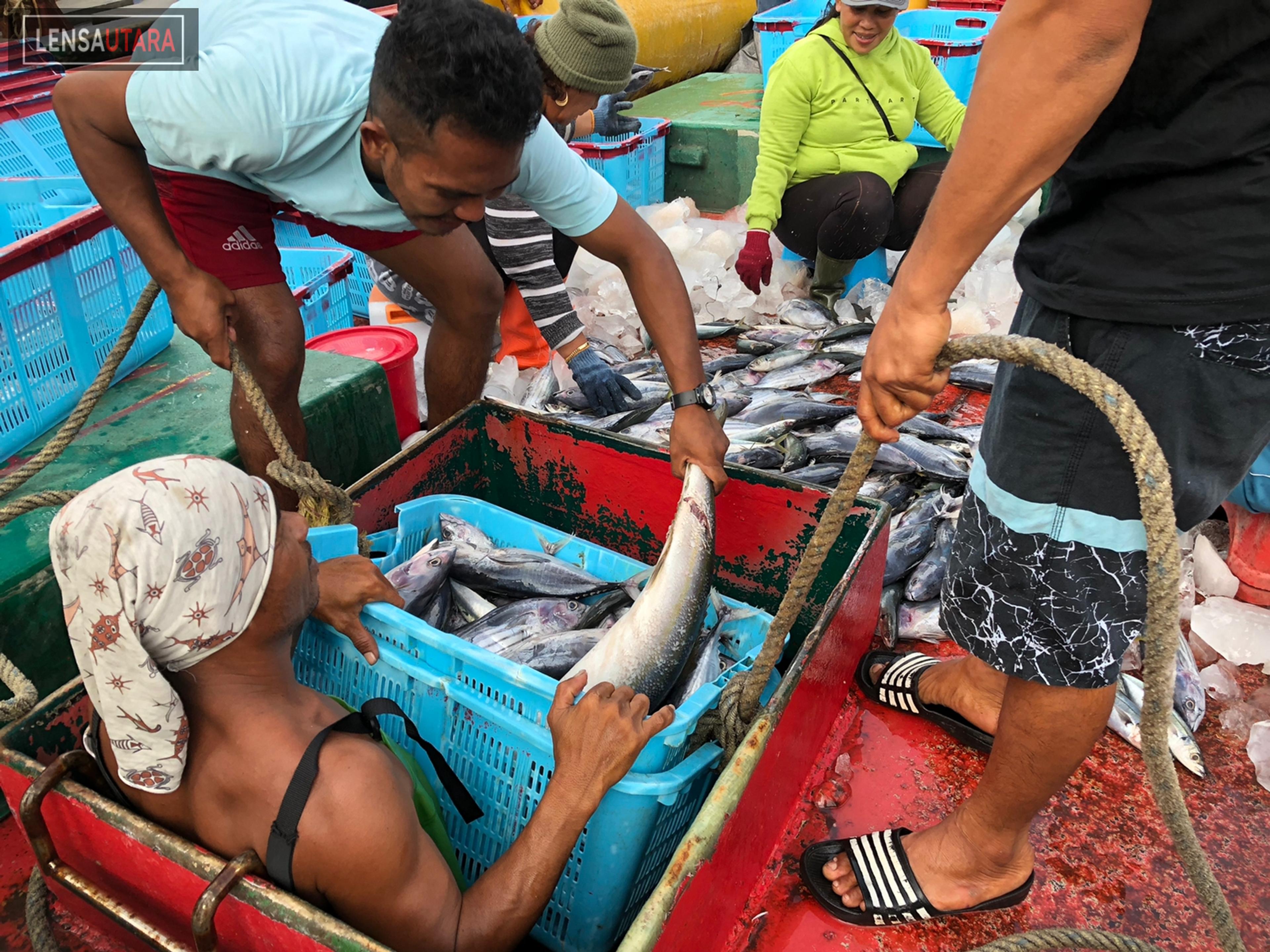 Terpaksa Melaut Demi Kebutuhan Keluarga