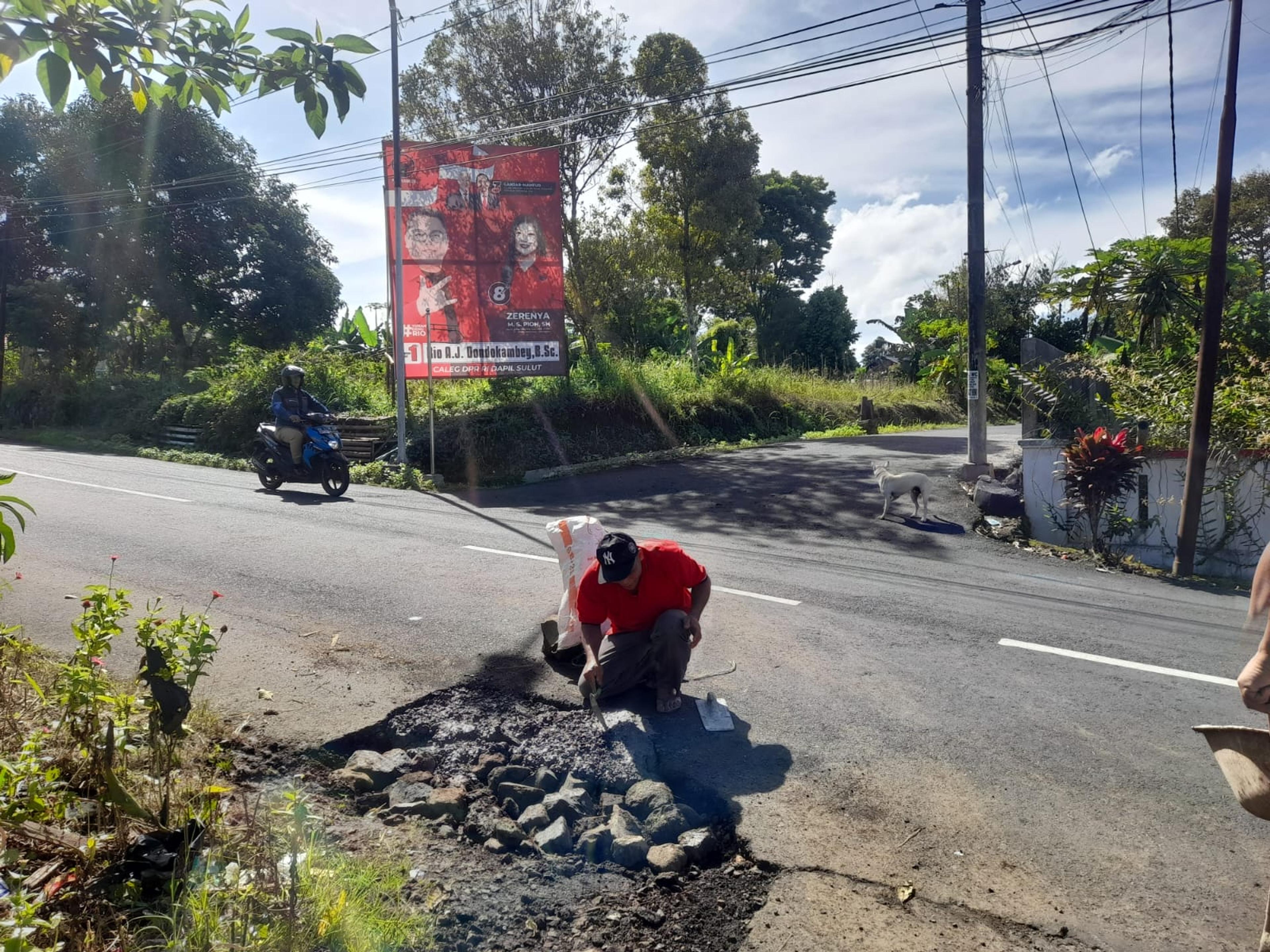Antisipasi Terjadinya Kecelakaan, Aparat Woloan 1 Utara Tutup Jalan Berlubang