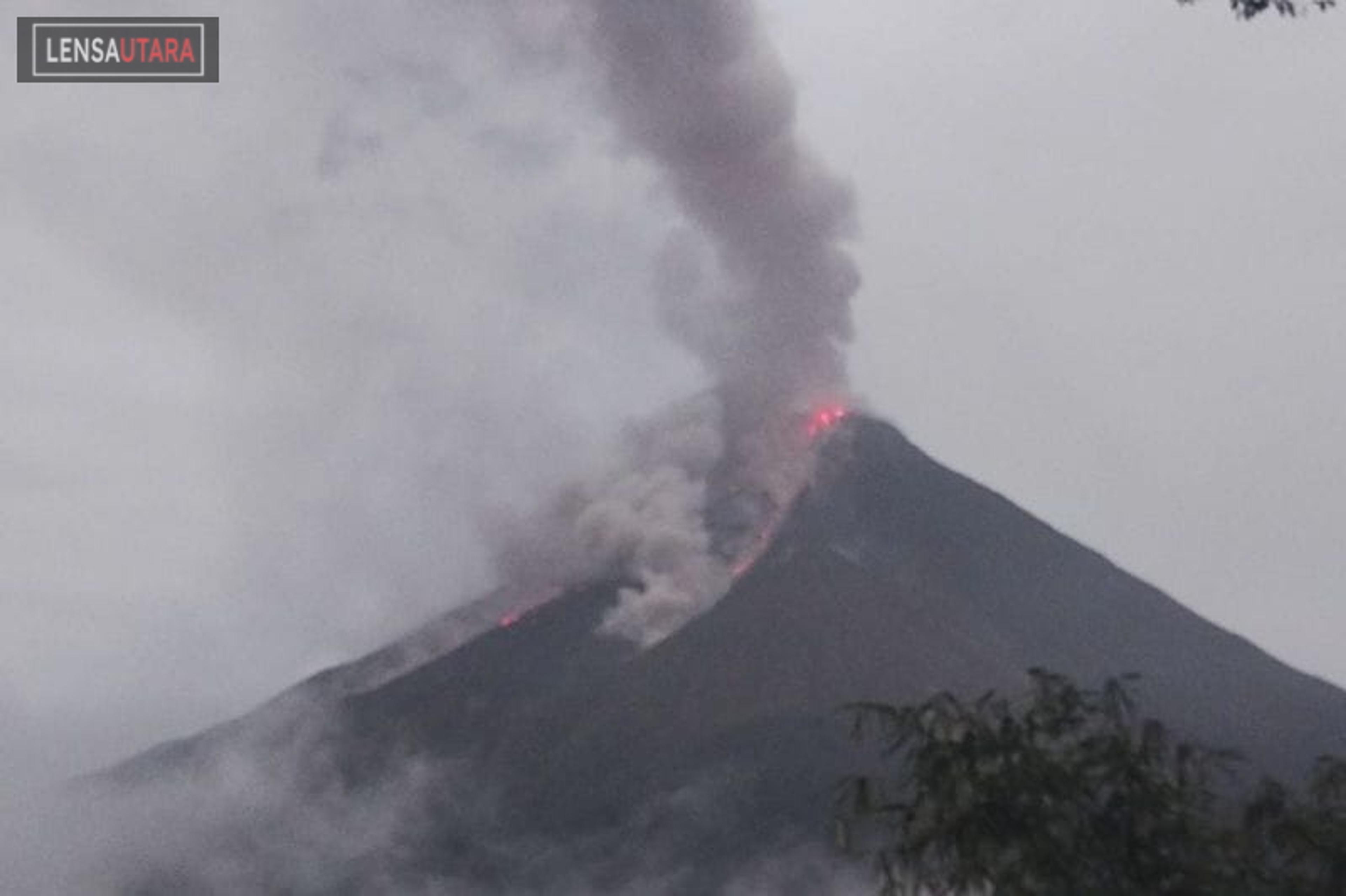 Luncuran Lava Pijar Gunung Karangetang Mengarah ke Sejumlah Kali